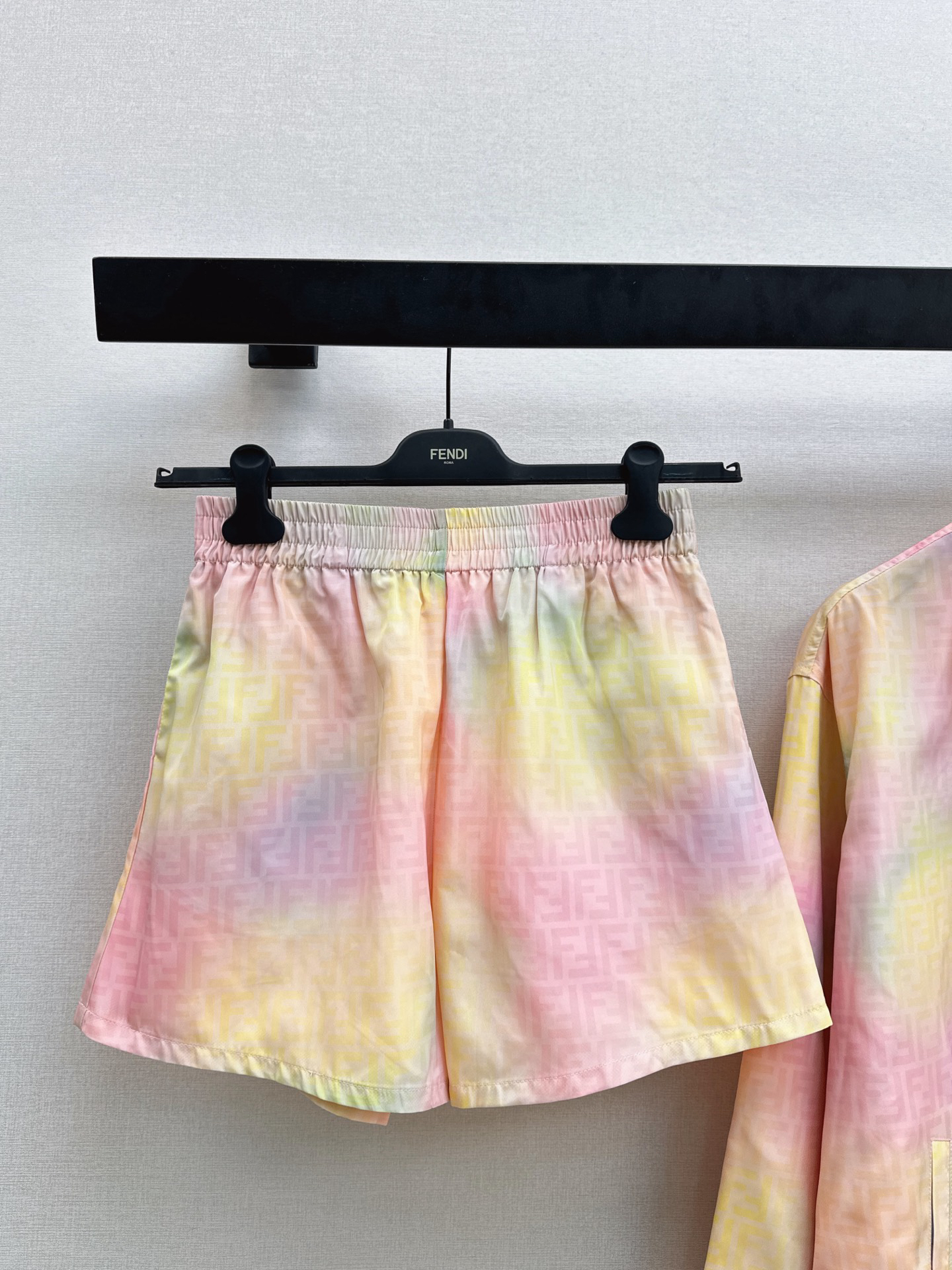 [TOP] FENDI Gradient Color FF Print Collared Shirt + Shorts Set - Pink