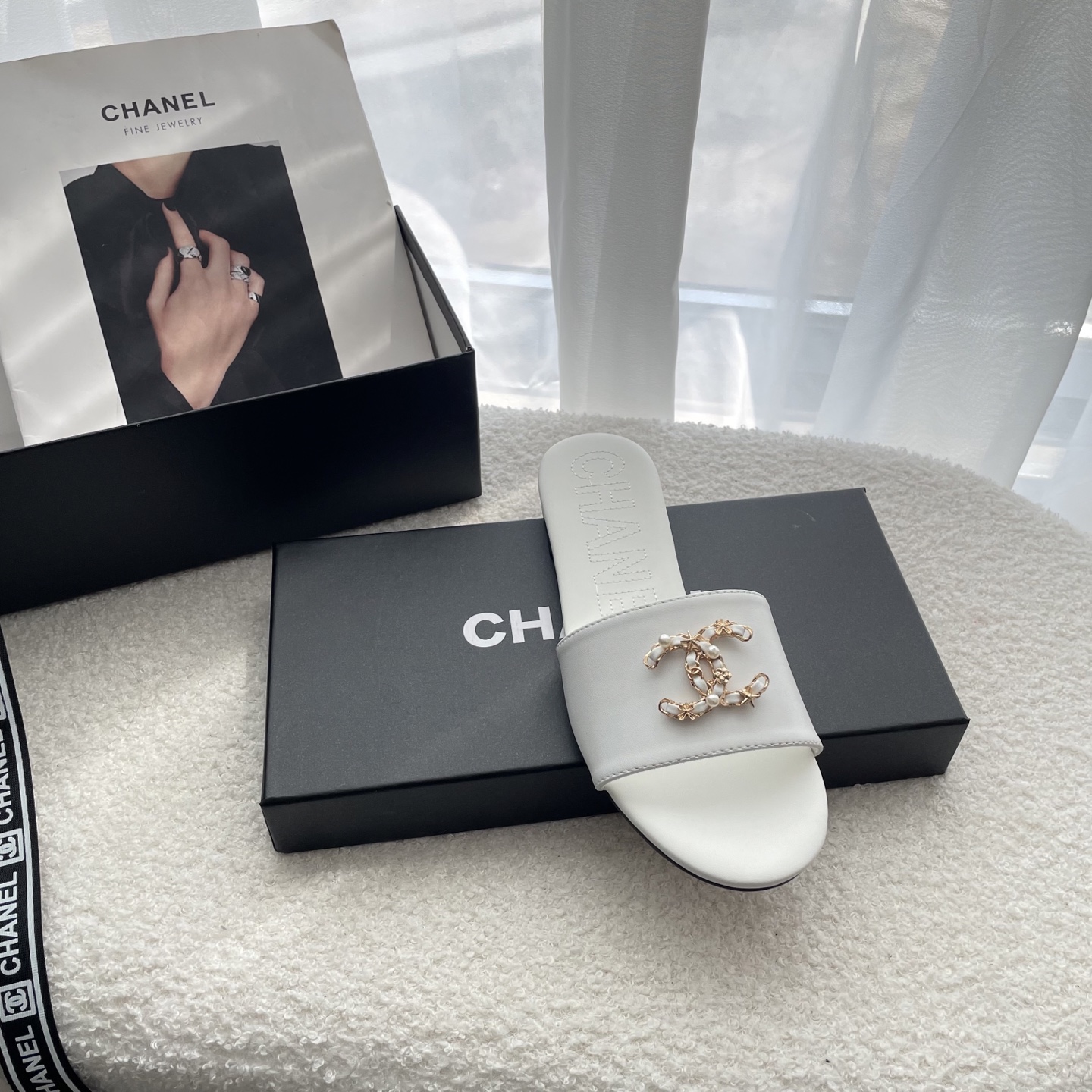 [TOP] CHANEL Flat Sandals - White