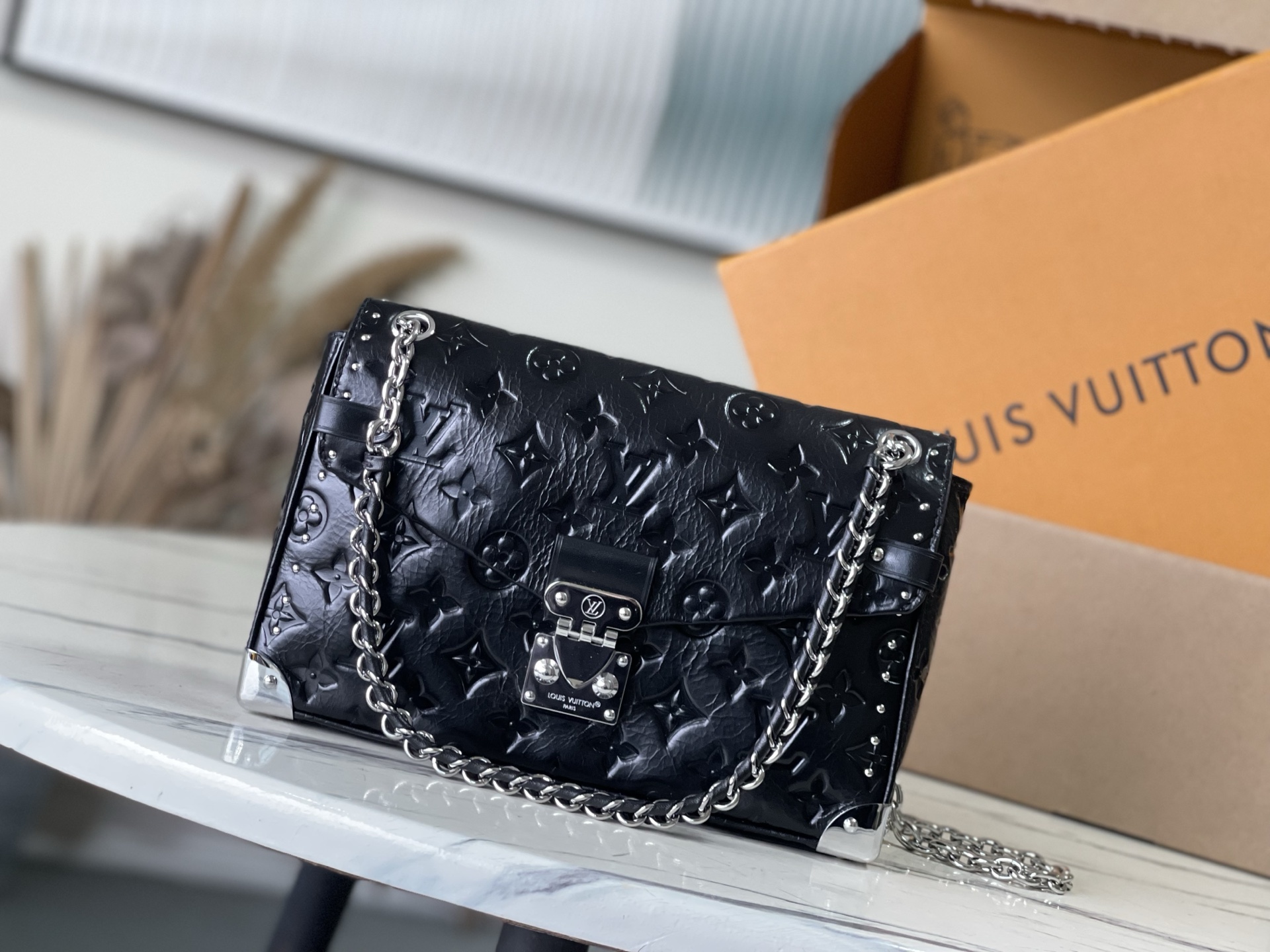 [TOP] Louis Vuitton LV Monogram Saga Trunkie  Bag  27 × 16 × 8 cm - Black