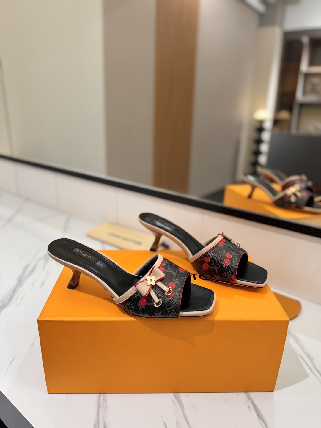 [TOP] Louis Vuitton LV  Slippers - Black - 711 Luxury