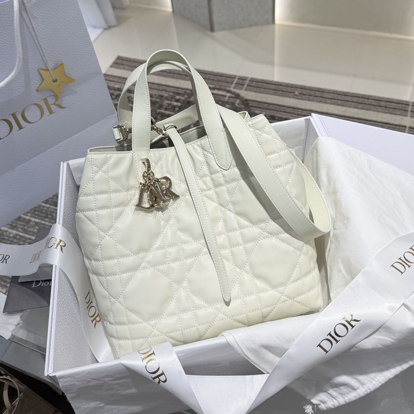[TOP] Christian Dior Toujours Bag Cowhide 23x24x16cm - White - 711 Luxury