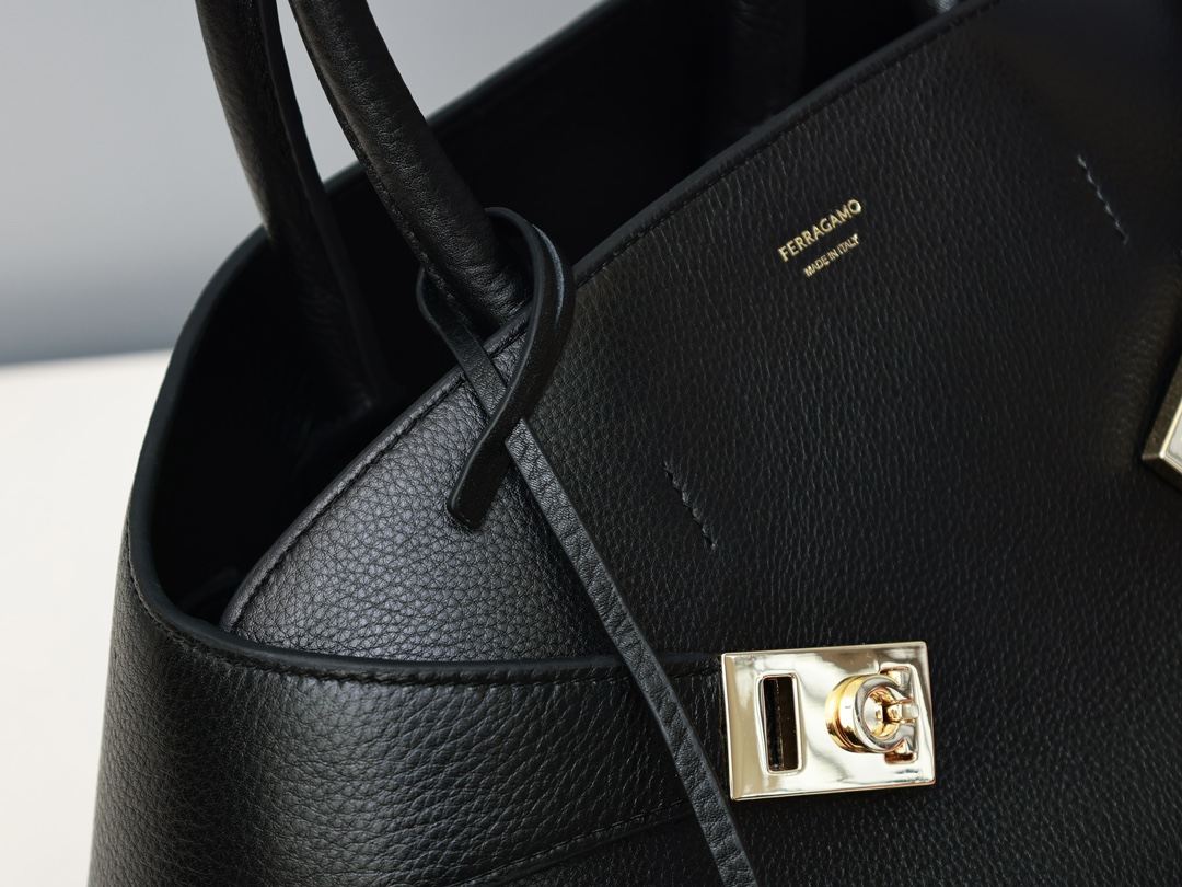 [TOP] Ferragamo Hug Bag Calfskin 32x19x22cm - Black - 711 Luxury