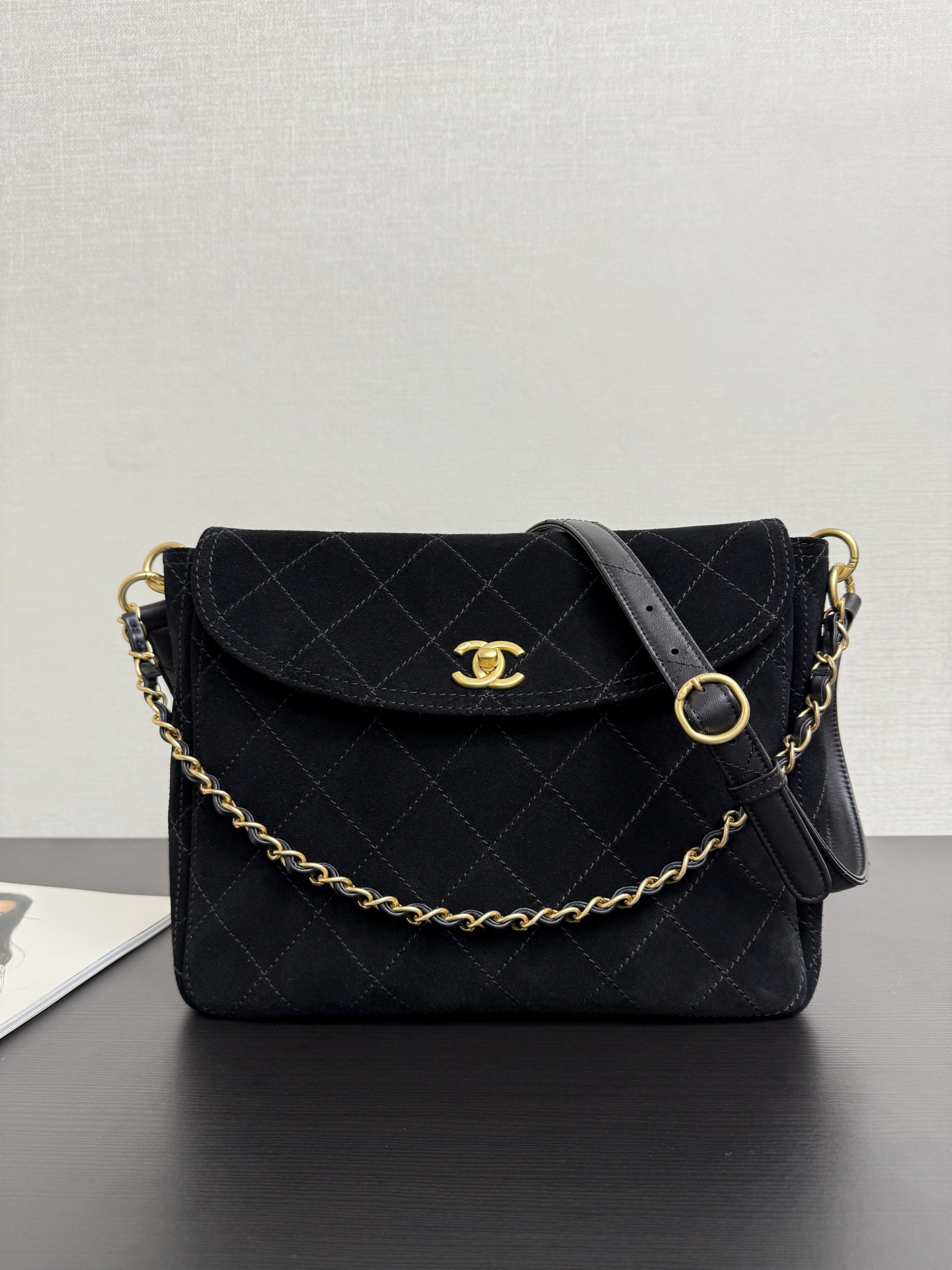 [TOP] CHANEL Messenger Bag 21.5x30x6cm - Black & GHW