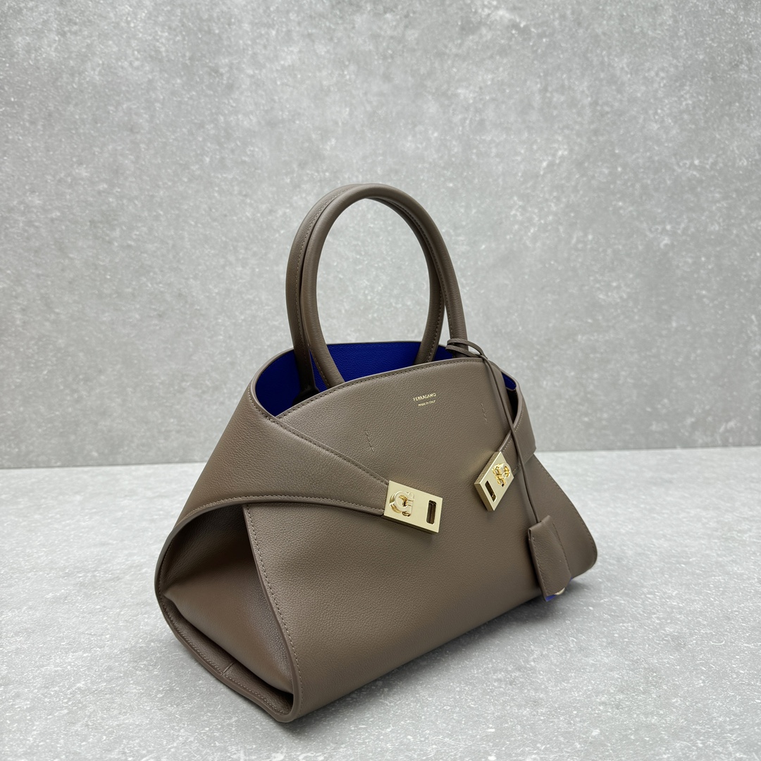 [TOP] Ferragamo Hug Bag Calfskin 32x22x14cm - Gray - 711 Luxury