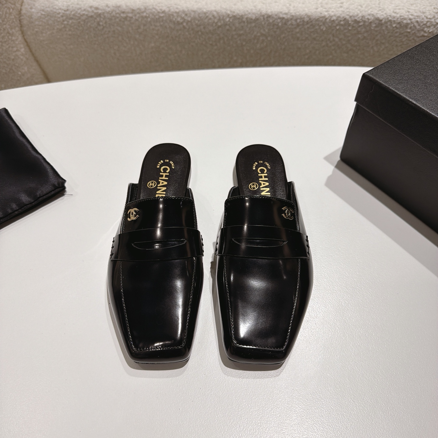 [TOP] CHANEL Cowhide Slippers - Black - 711 Luxury