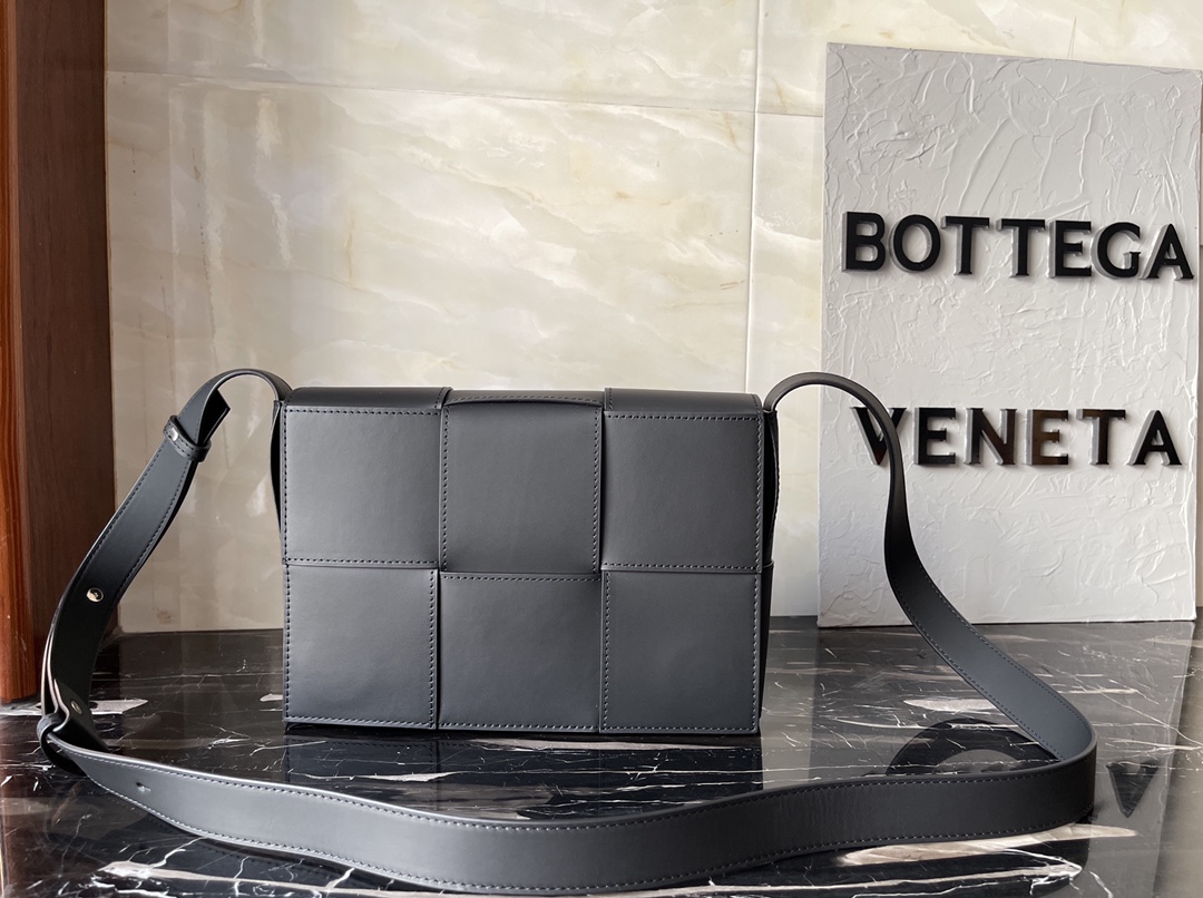 [TOP] Bottega Veneta BV Men's Cowhide Bag 16x18x6cm - Black - 711 Luxury