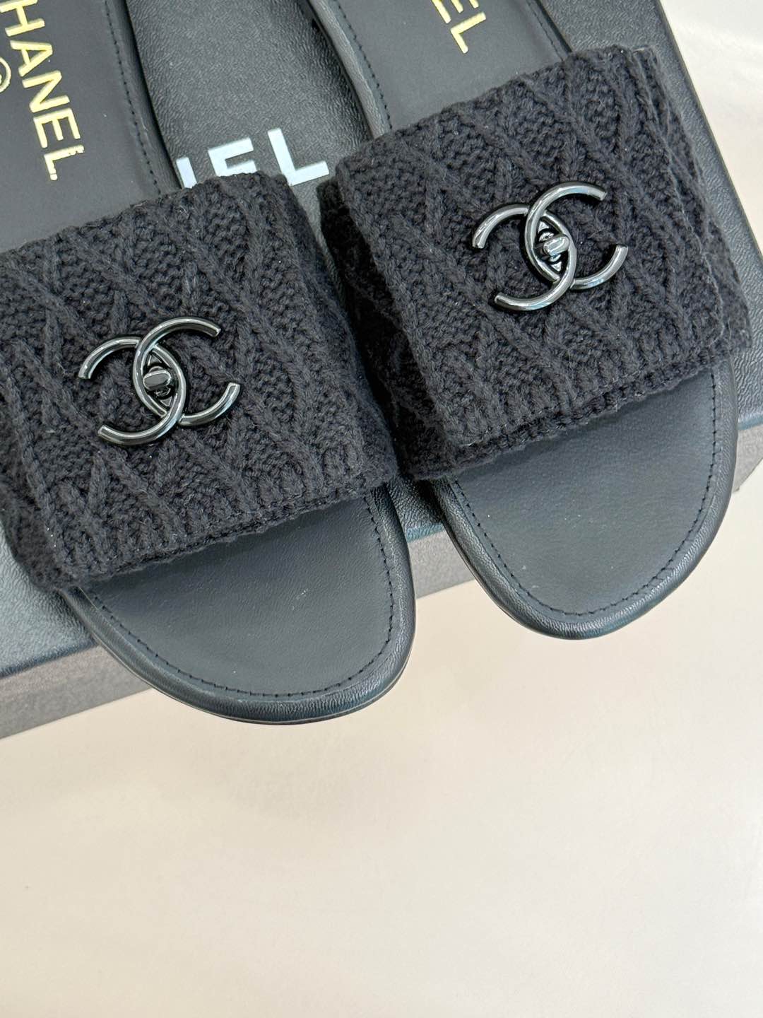 [TOP] CHANEL Flat Sandals - Black