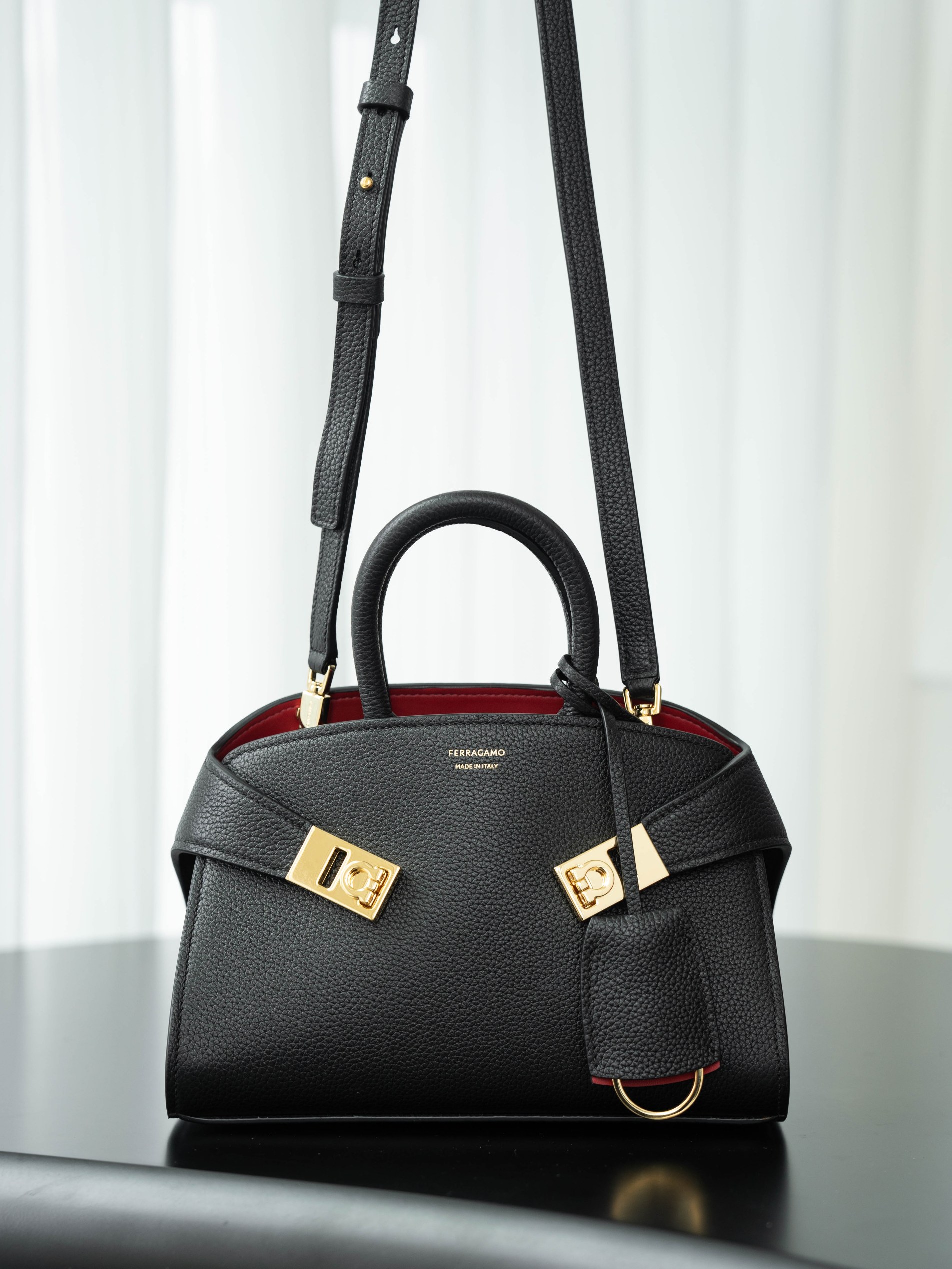 [TOP] Ferragamo Hug Bag Calfskin 21cm - Black - 711 Luxury
