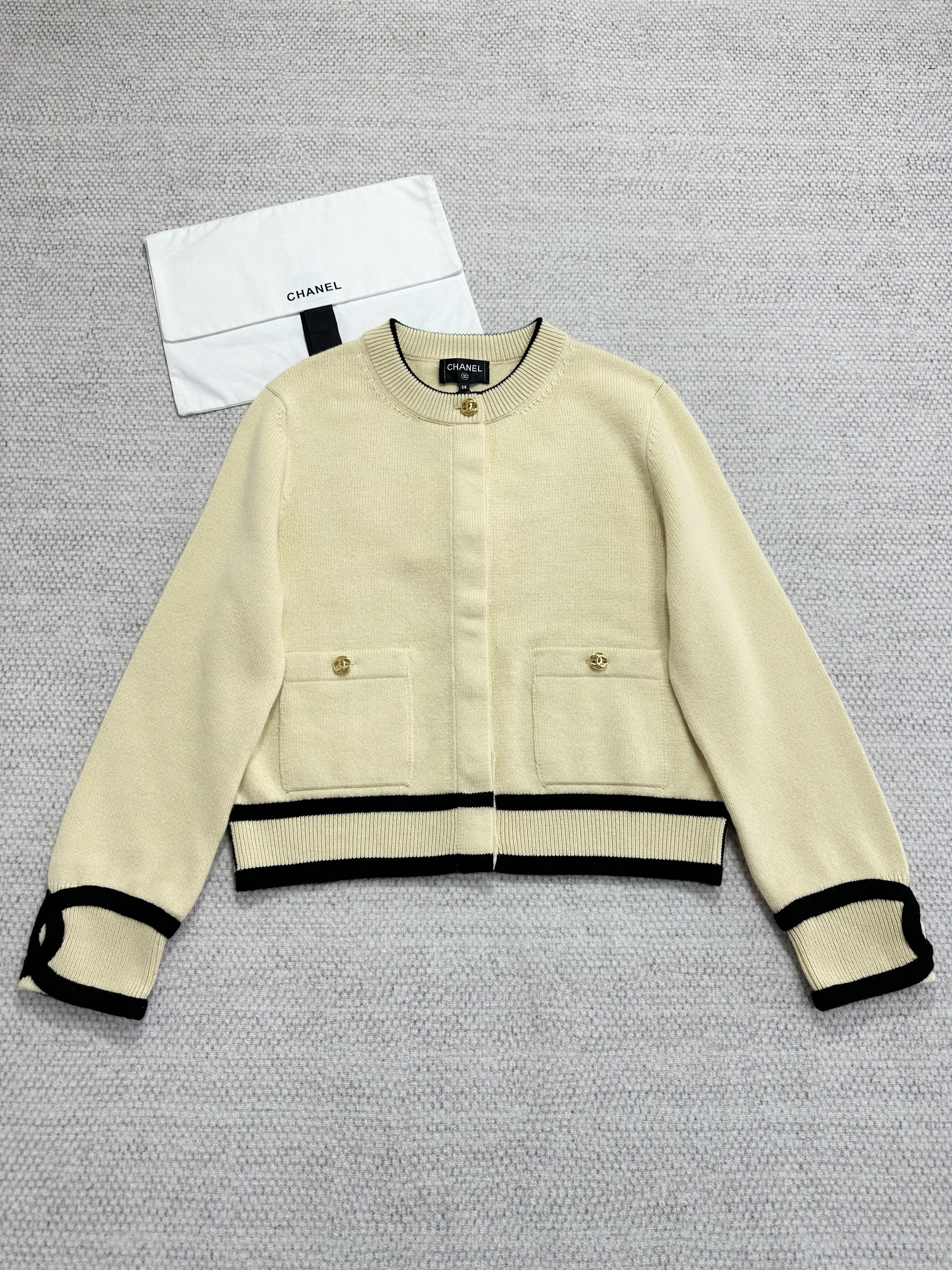 Chanel Top-quality Version  CC Cuff Letter Cashmere Cardigan #378710