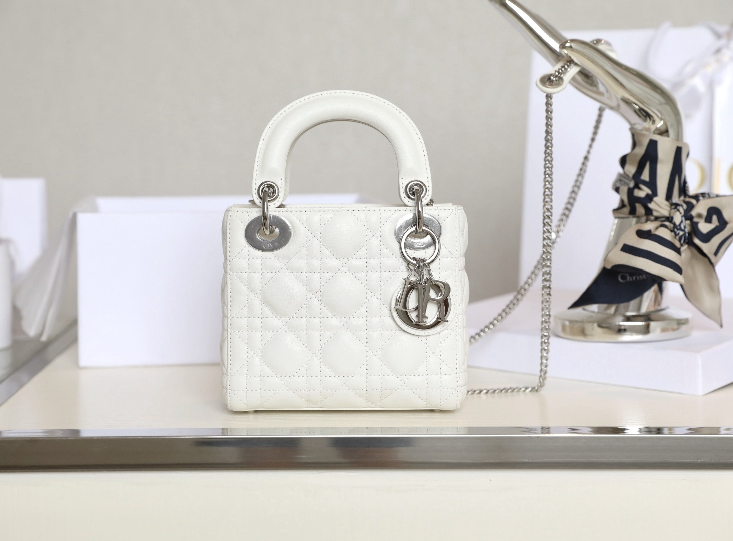 [TOP] Christian Dior Lady Dior Bag Lambskin 17x15x7cm - White - 711 Luxury