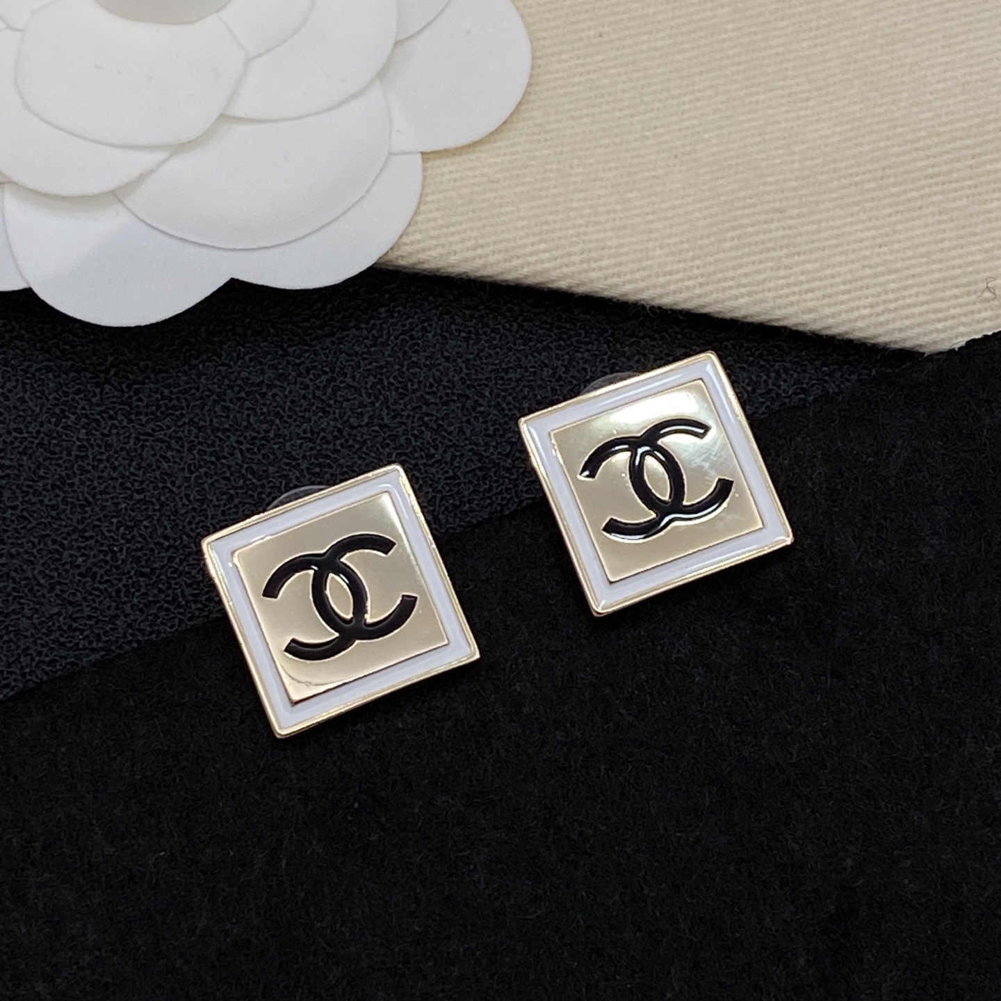 [TOP] CHANEL Earrings - White - 711 Luxury