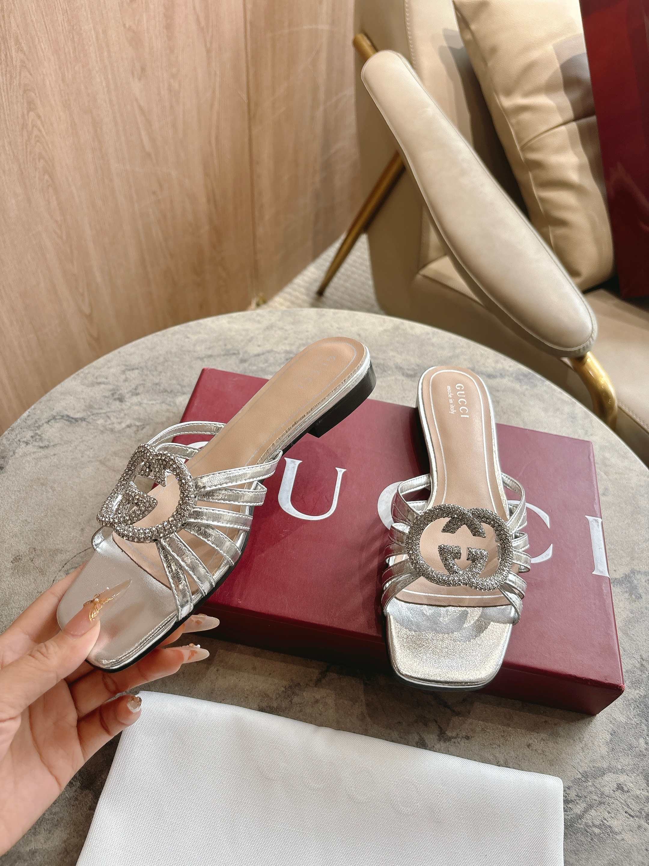 [TOP] GUCCI Flat-soled Slippers - Sliver - 711 Luxury