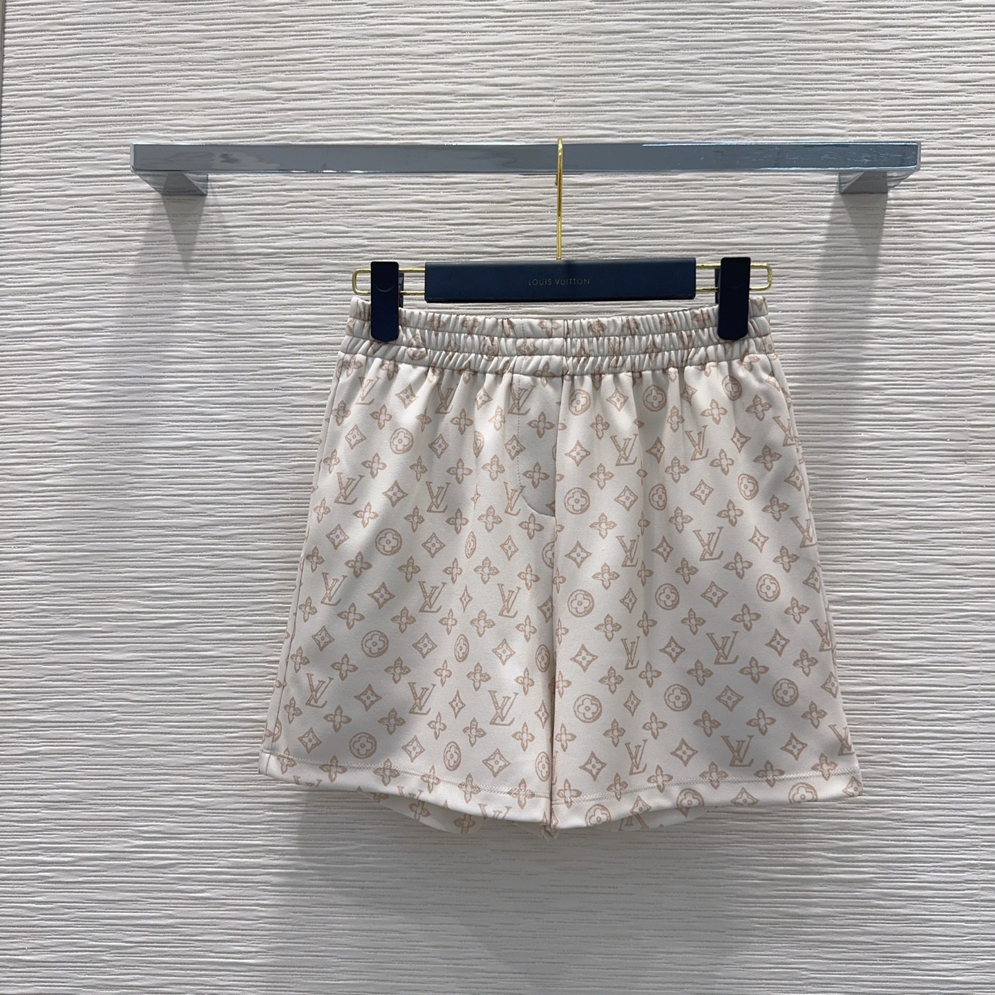 [TOP] Louis Vuitton LV T-shirt + Shorts Set - White