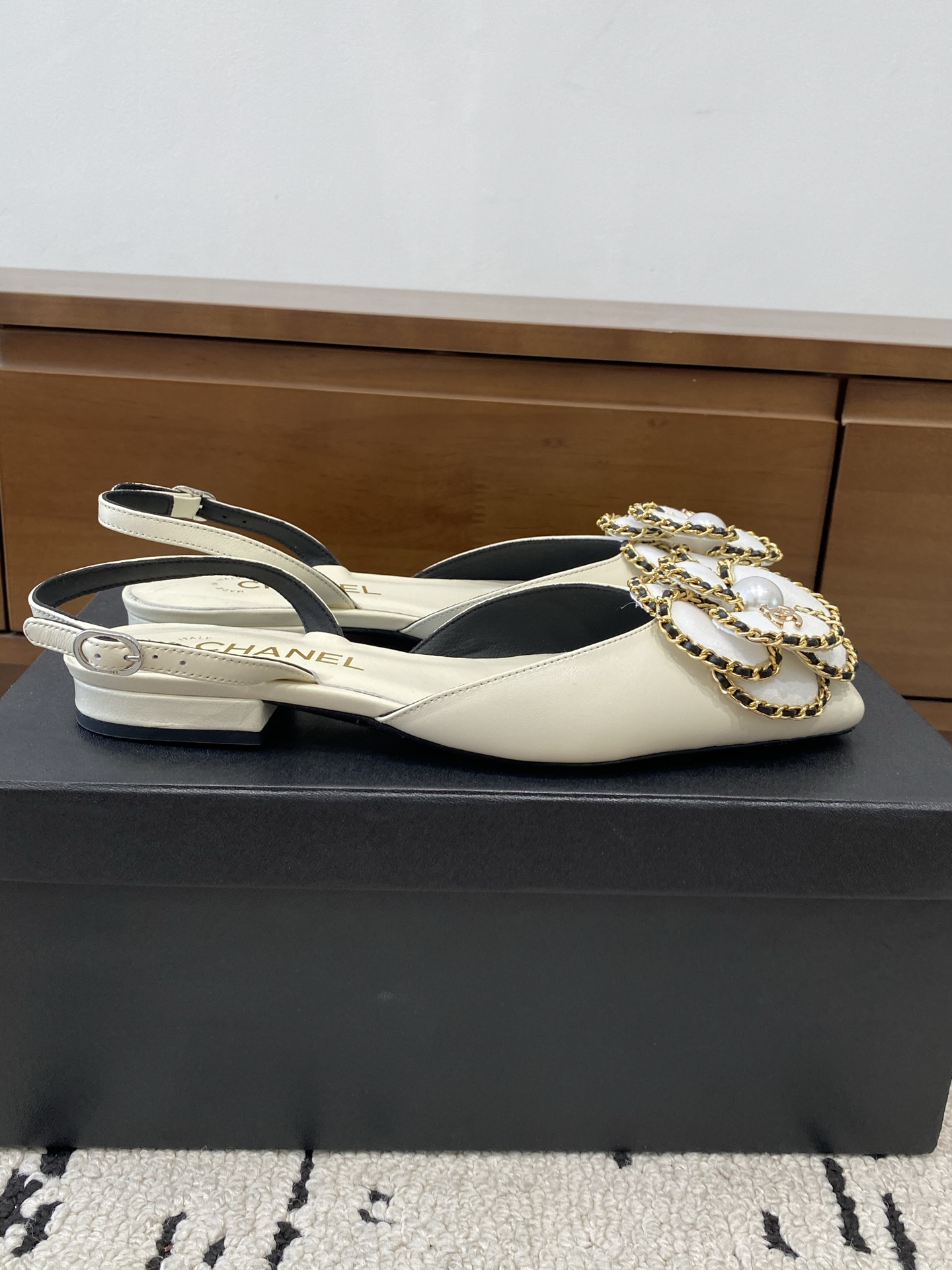 [TOP] CHANEL Mules - White - 711 Luxury