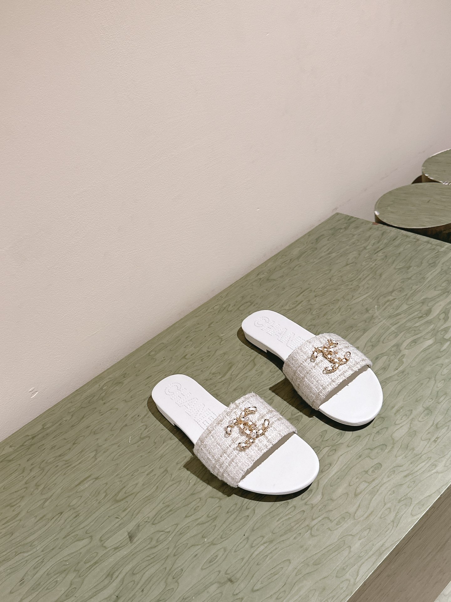 [TOP] CHANEL Flat Sandals - White