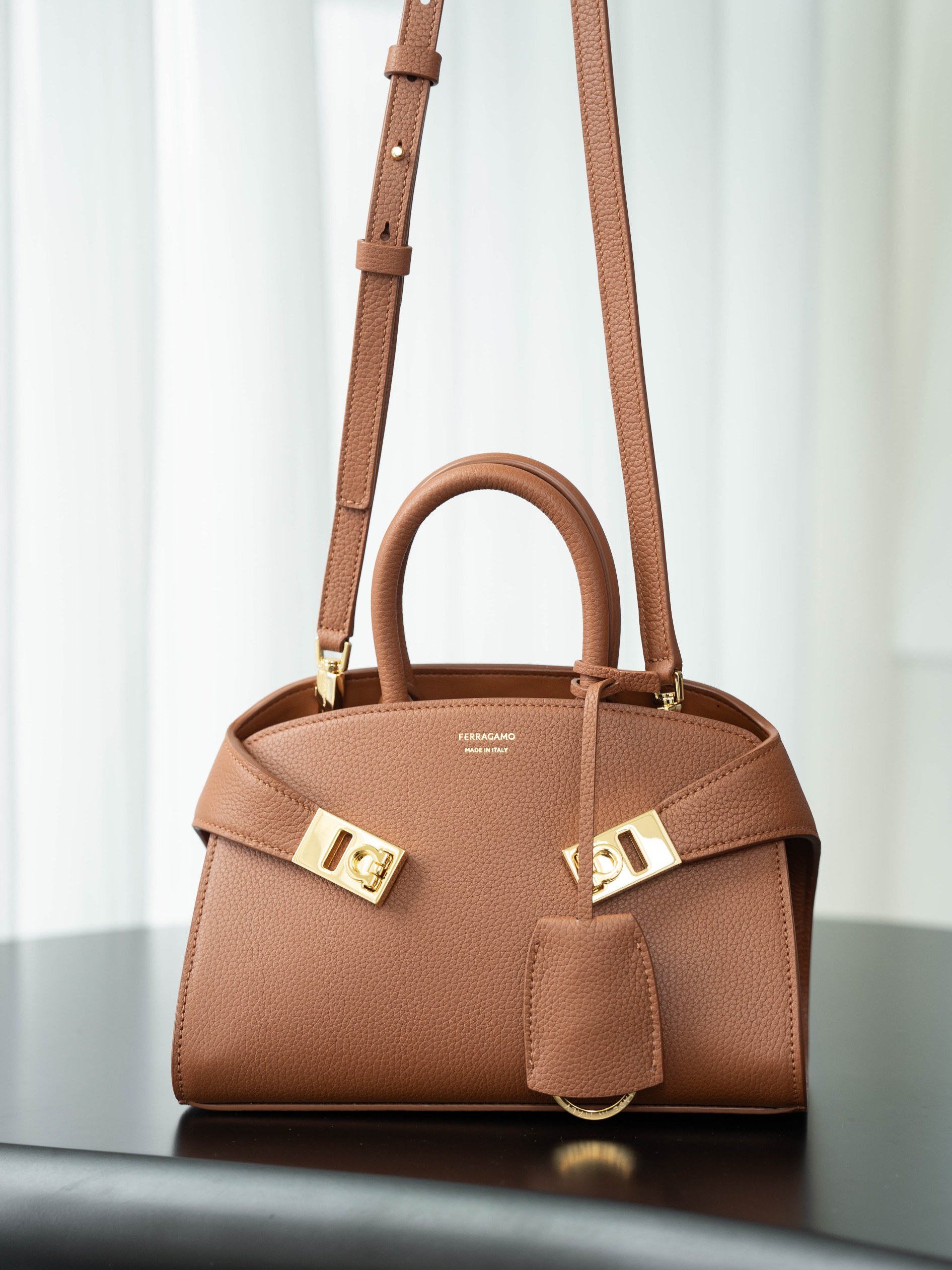 [TOP] Ferragamo Hug Bag Calfskin 21cm - Brown - 711 Luxury