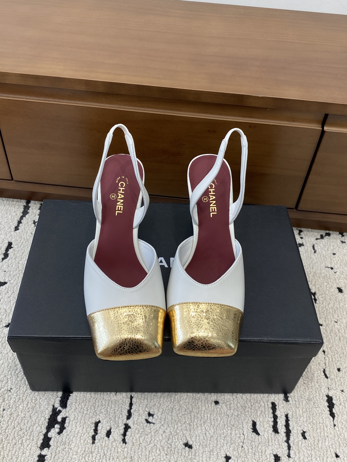 [TOP] CHANEL Mules - White - 711 Luxury