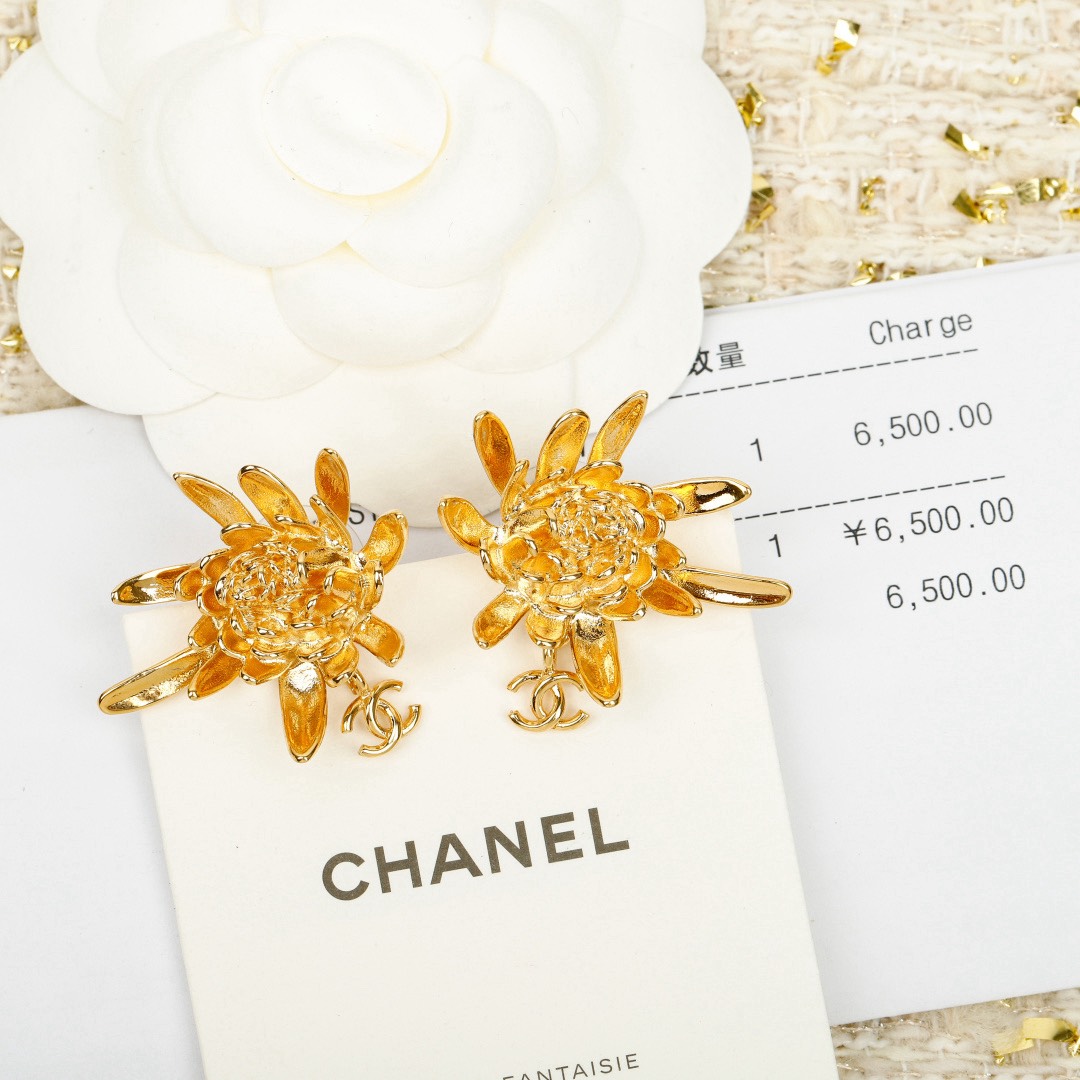 [TOP] CHANEL Earrings - Gold