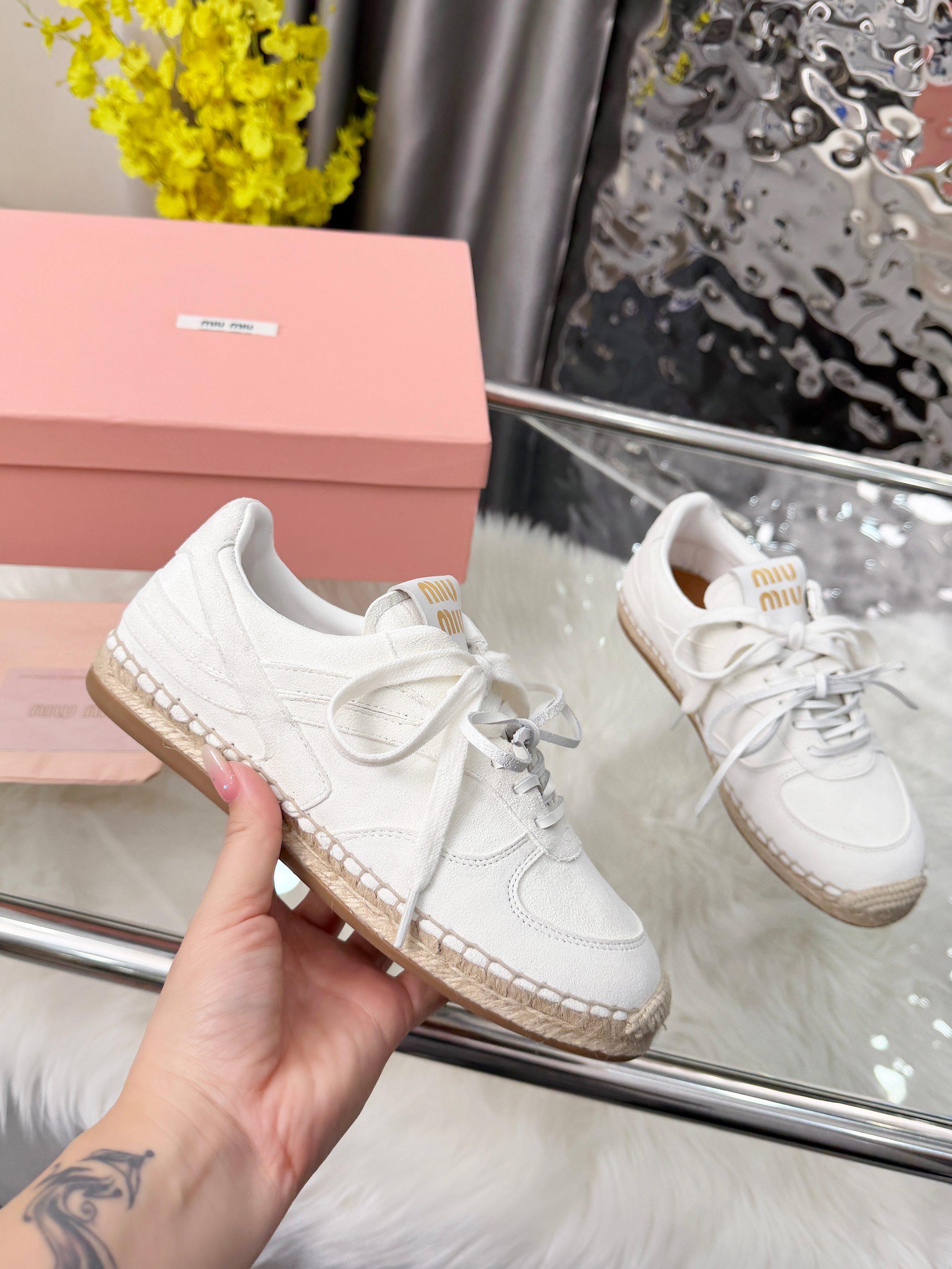 [TOP] Miu Miu Cowhide Shoes - White - 711 Luxury