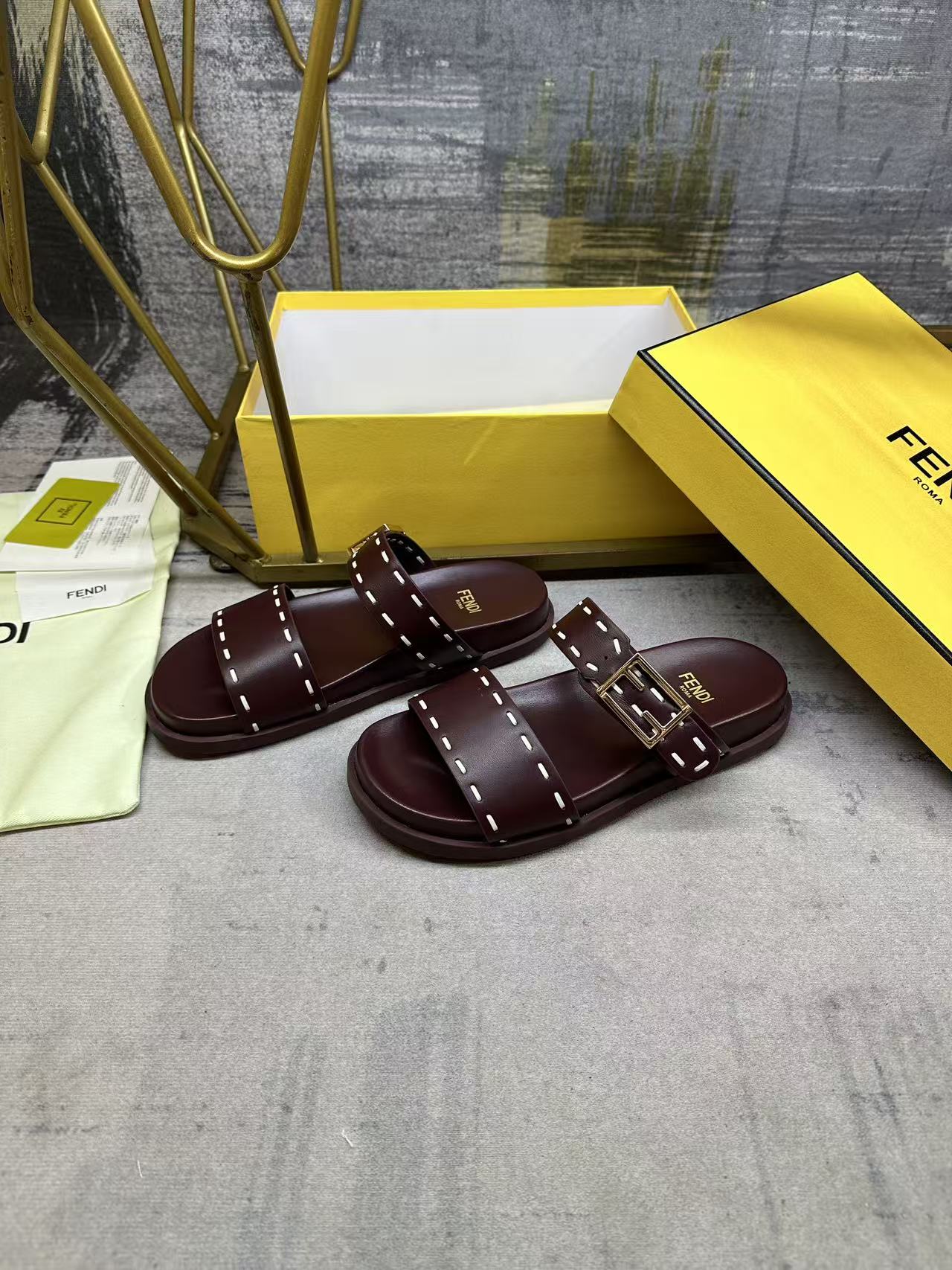 [TOP] FENDI Double-strap Flat Sandals - Claret