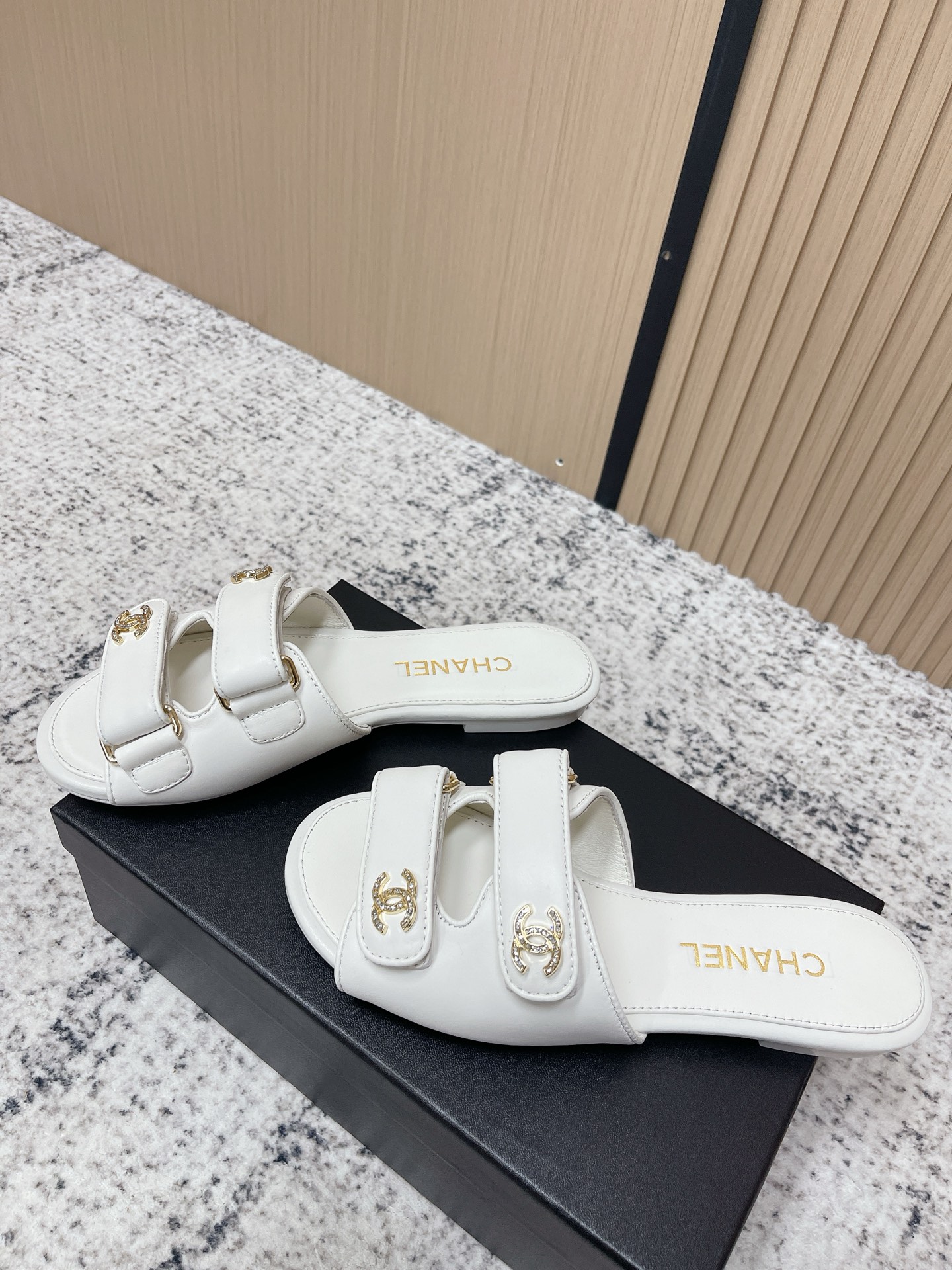 [TOP] CHANEL  Sandals - White