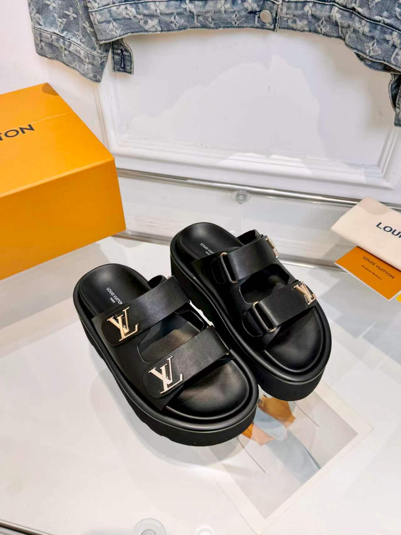 [TOP] Louis Vuitton LV Slippers - Black - 711 Luxury
