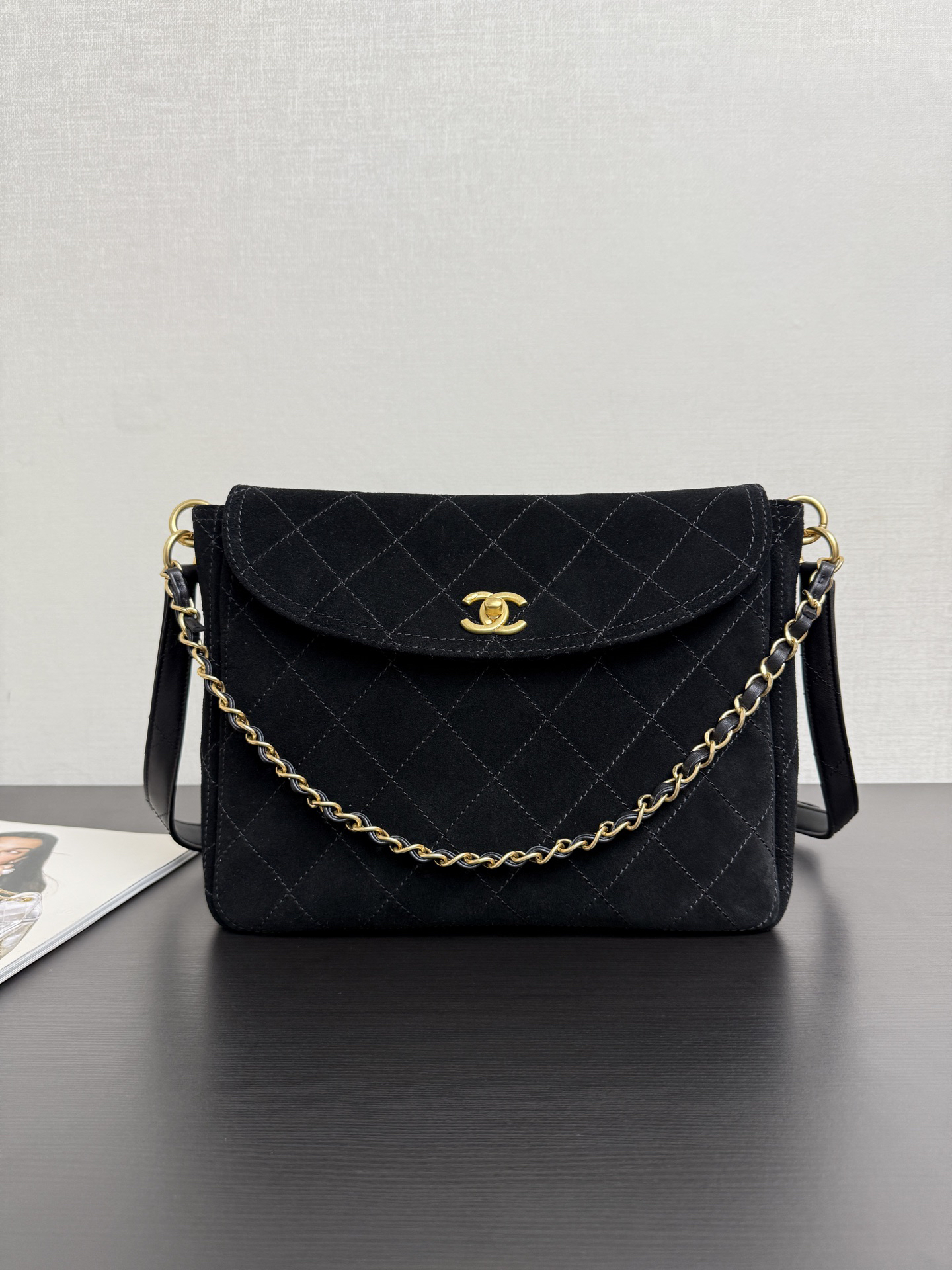 [TOP] CHANEL Messenger Bag 21.5x30x6cm - Black & GHW