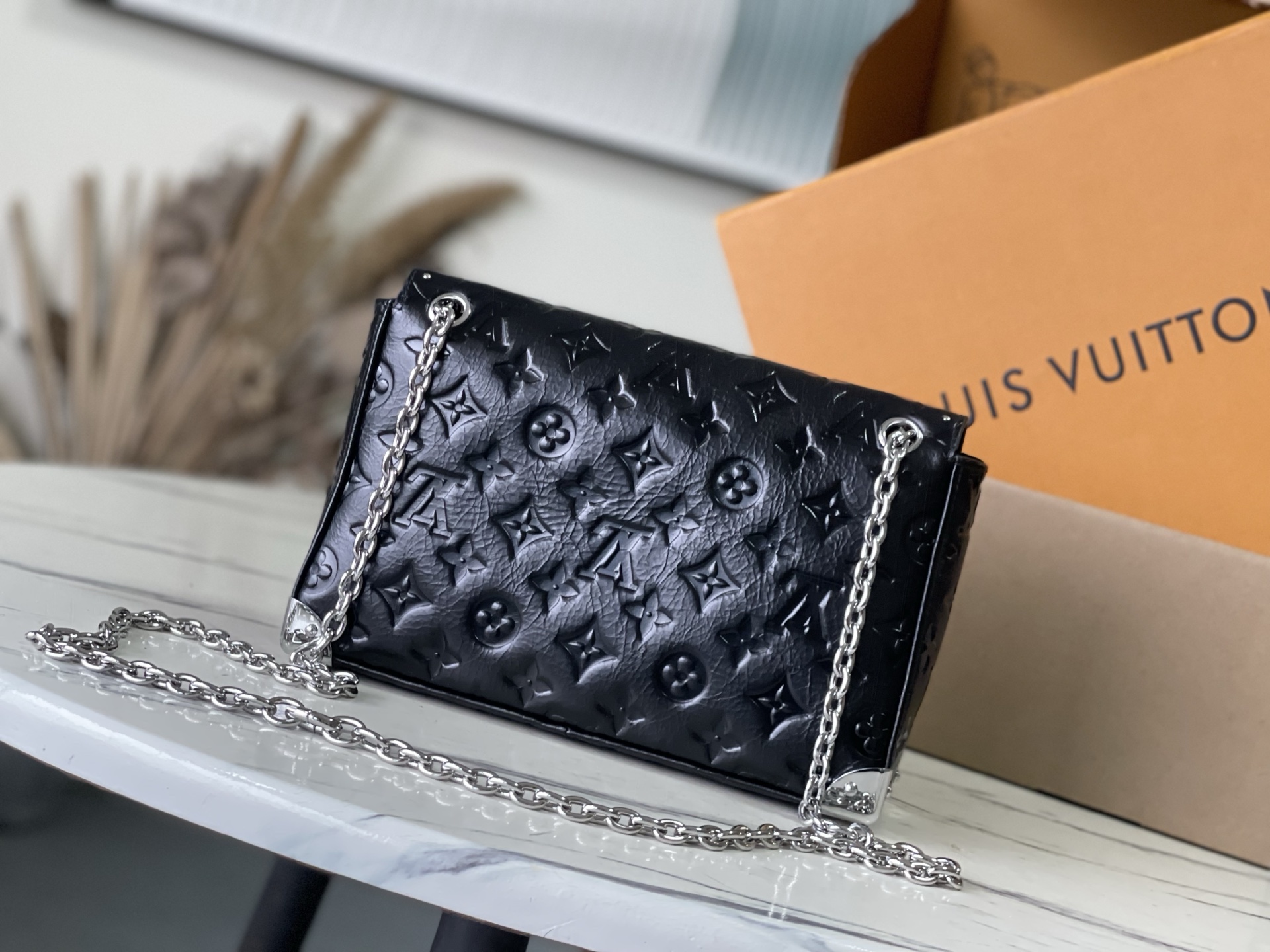 [TOP] Louis Vuitton LV Monogram Saga Trunkie  Bag  27 × 16 × 8 cm - Black