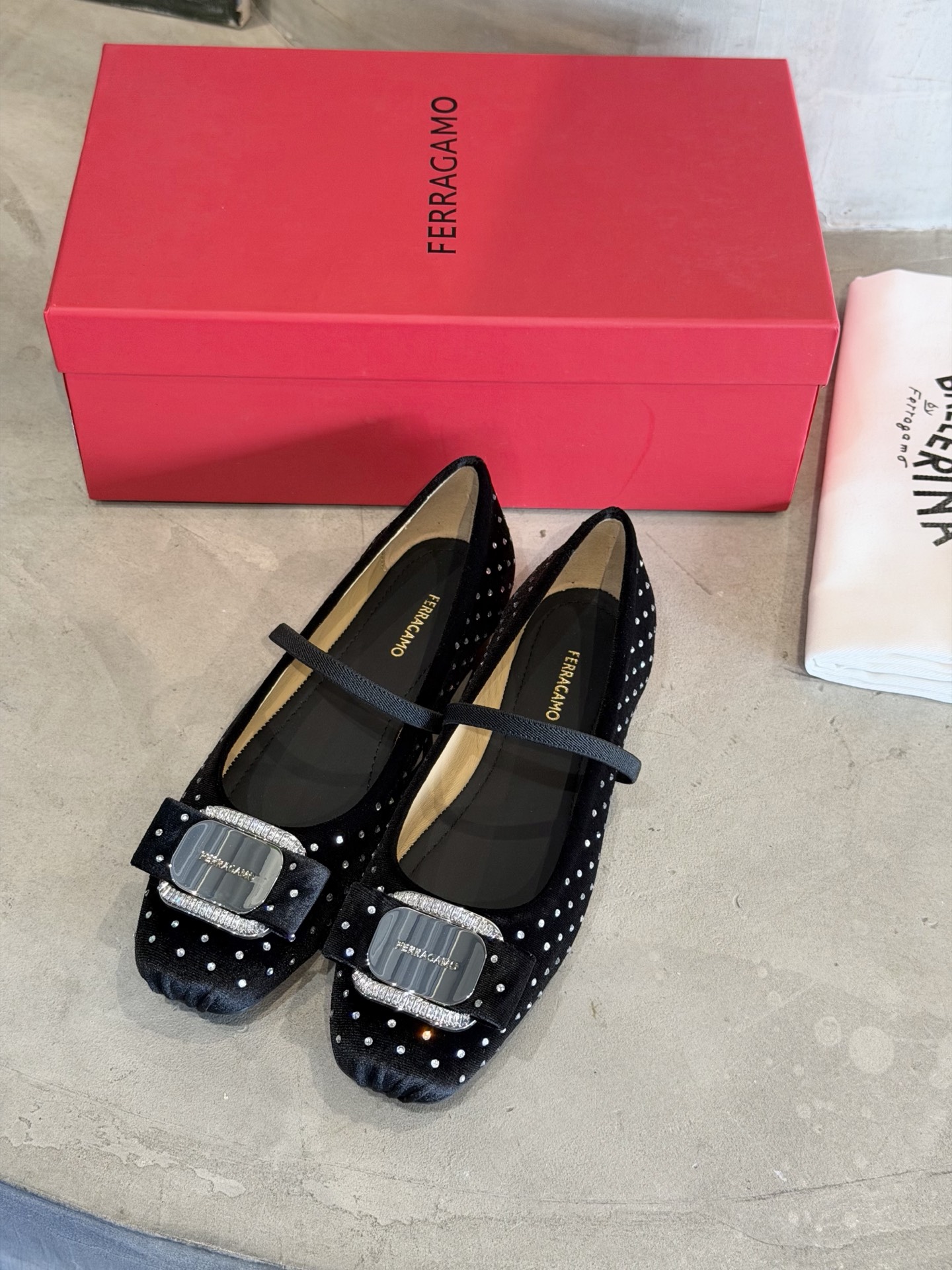 [TOP] Ferragamo Flats - Black - 711 Luxury