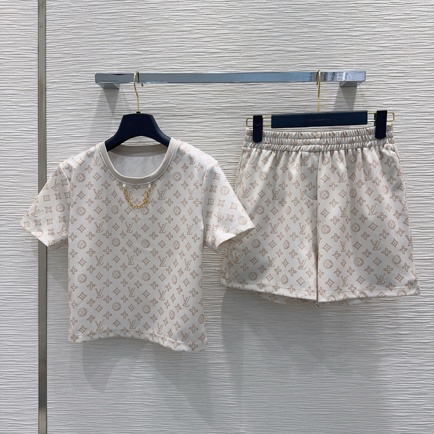 [TOP] Louis Vuitton LV T-shirt + Shorts Set - White