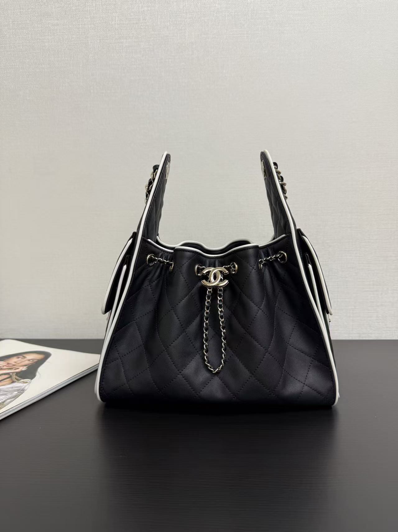 [TOP] CHANEL 25 Hobo Shopping Bag 30x26x14cm - Black and White - 711 Luxury