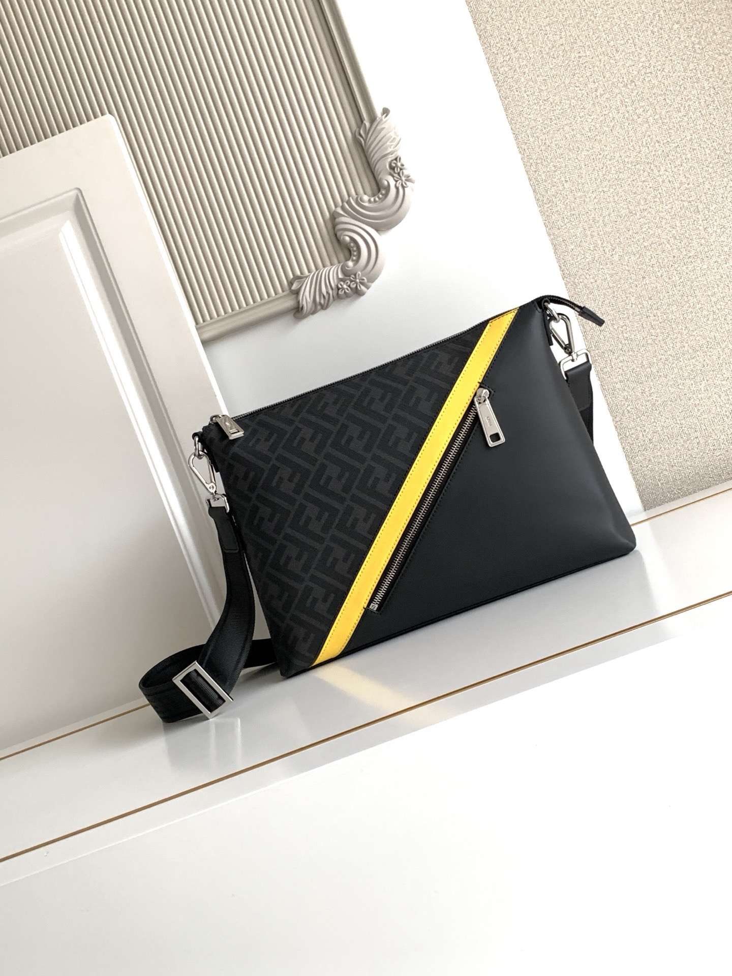 [TOP] FENDI Shoulder Bag 34x25x6cm - Black - 711 Luxury