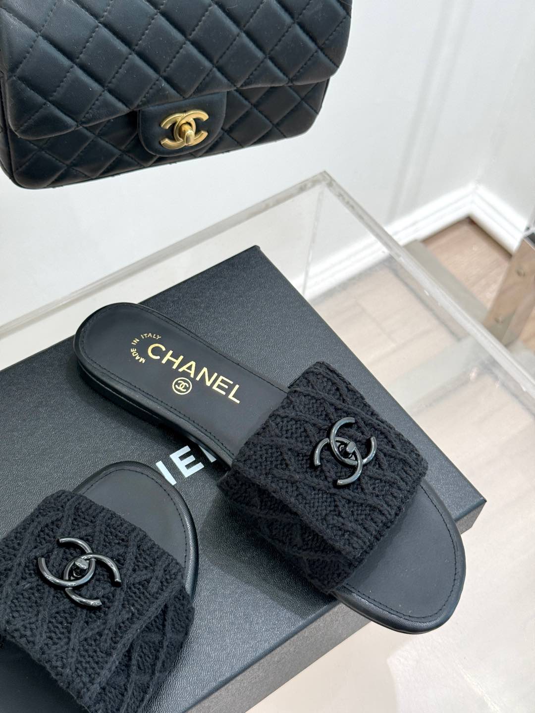 [TOP] CHANEL Flat Sandals - Black