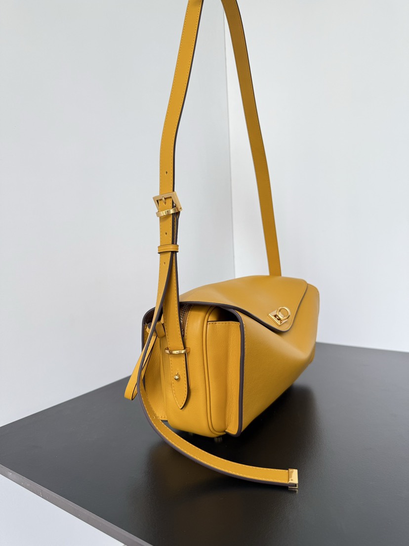 [TOP] BALENCIAGA LE 7 Shoulder Bag 26x13.5x10cm - Yellow & GHW