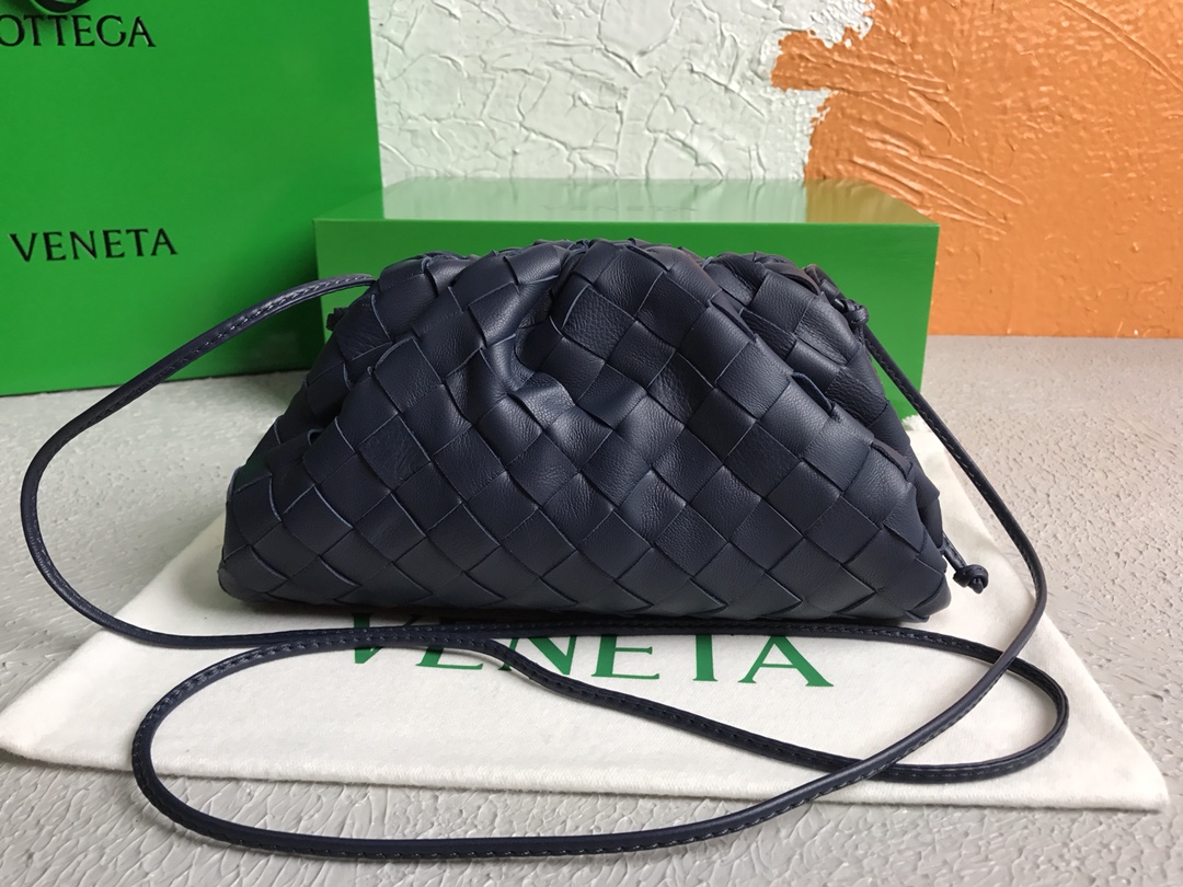 [TOP] Bottega Veneta BV The Pouch Bag 22x13x7cm - Black - 711 Luxury