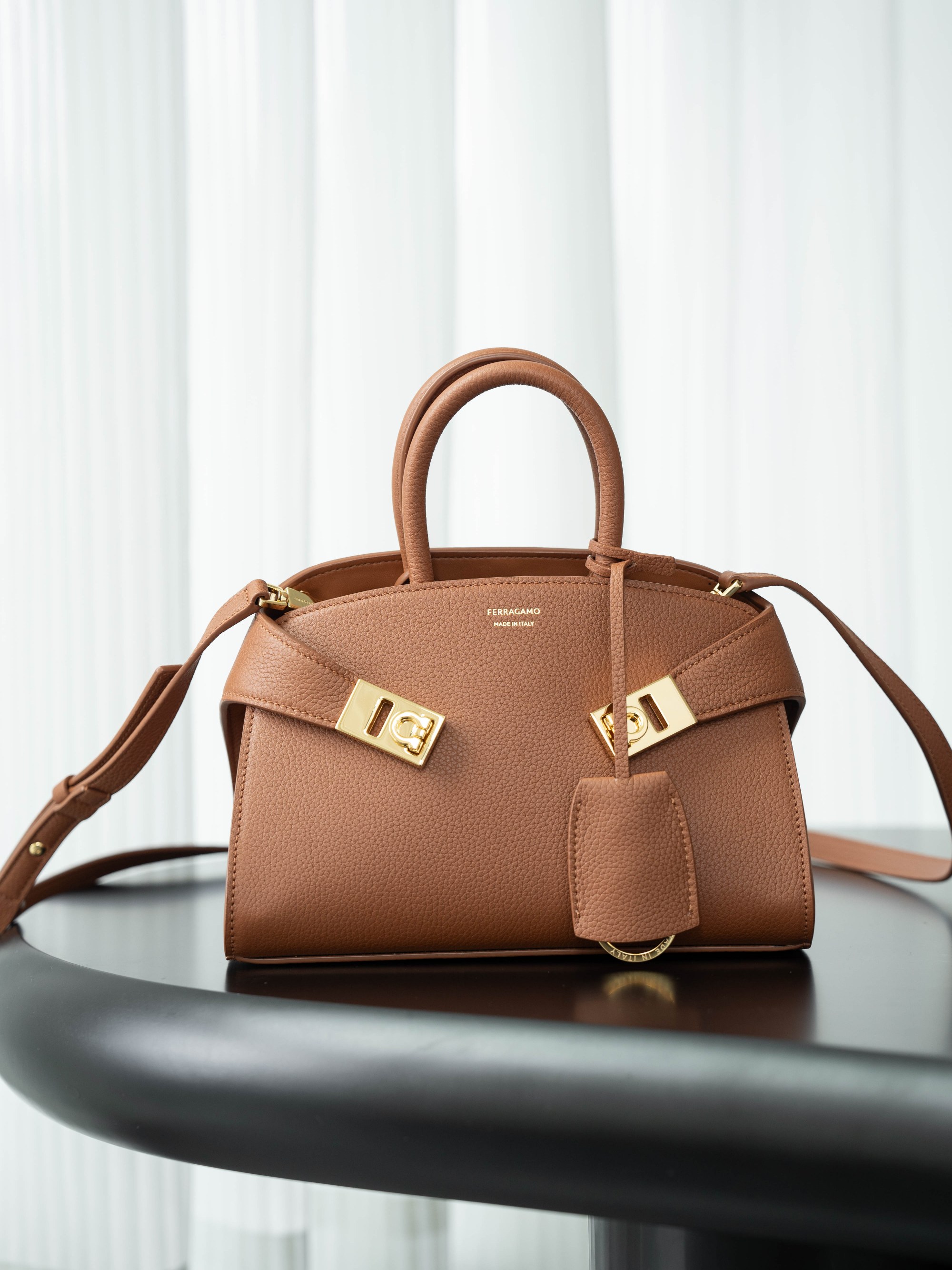 [TOP] Ferragamo Hug Bag Calfskin 21cm - Brown - 711 Luxury