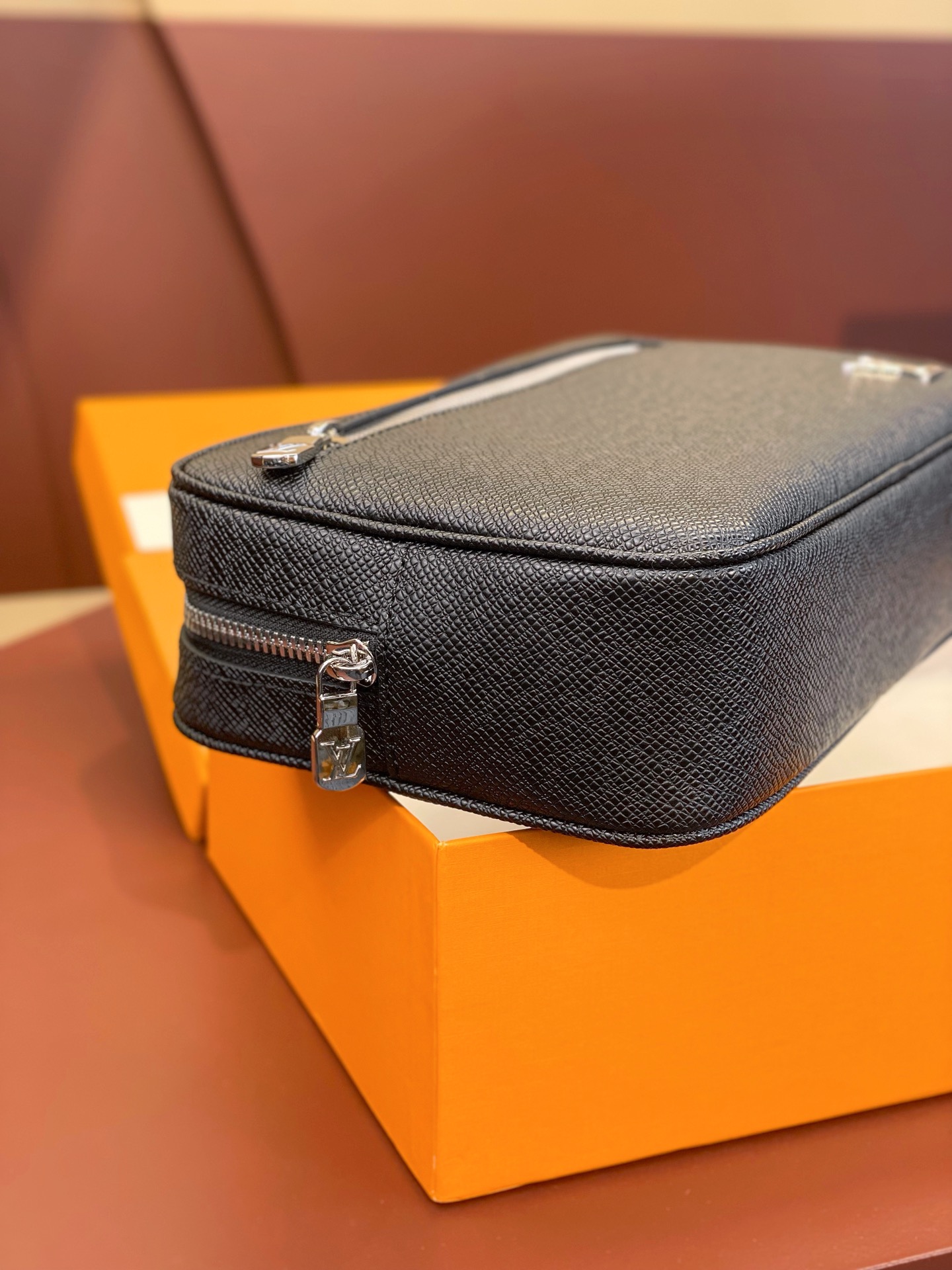 [TOP] Louis Vuitton LV Kasai Bag 25x15.5x6.5cm Taïga Leather - Black