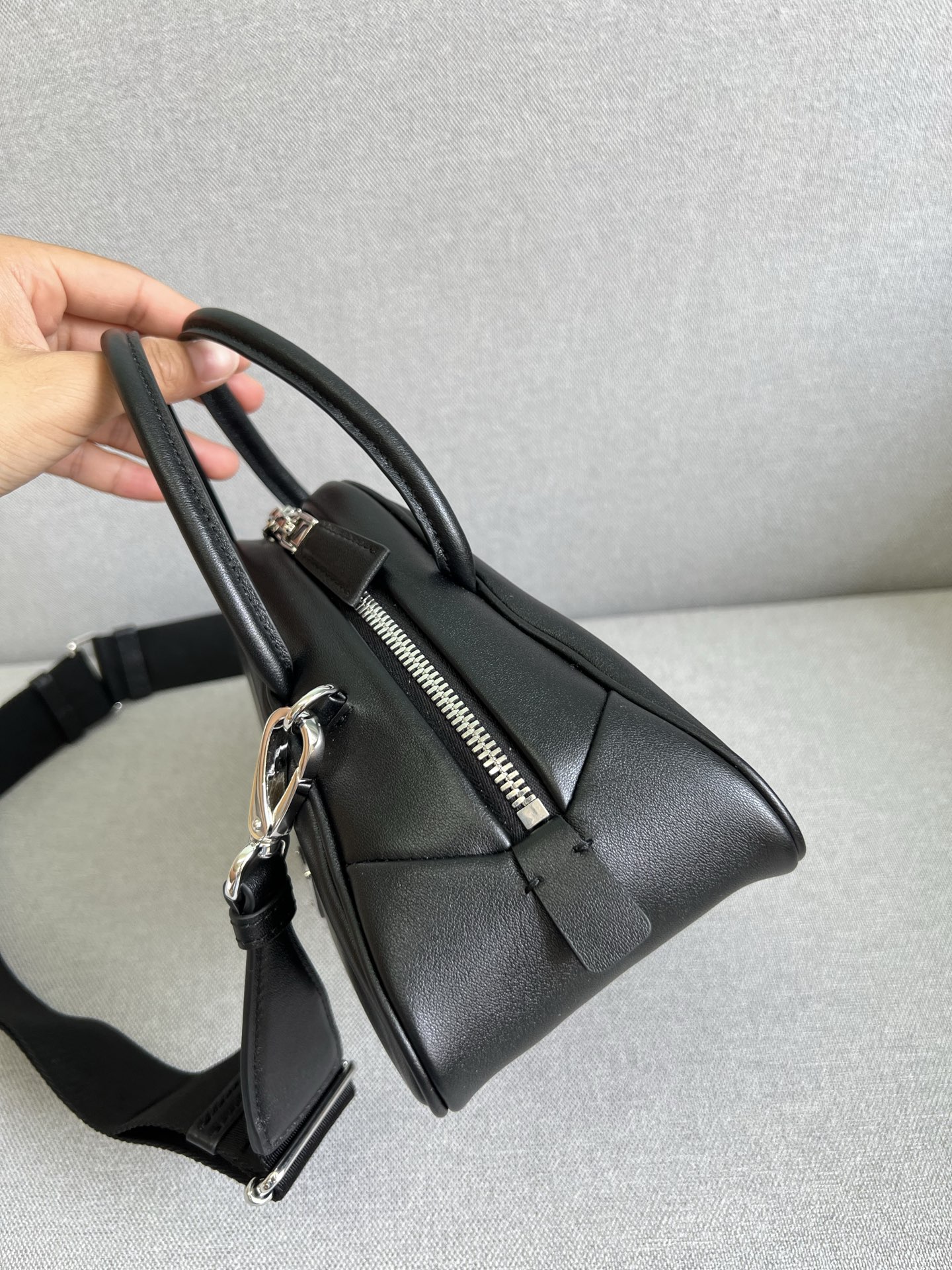 [TOP] PRADA Triangle Top Handle Shoulder Bag 25x14x11cm - Black