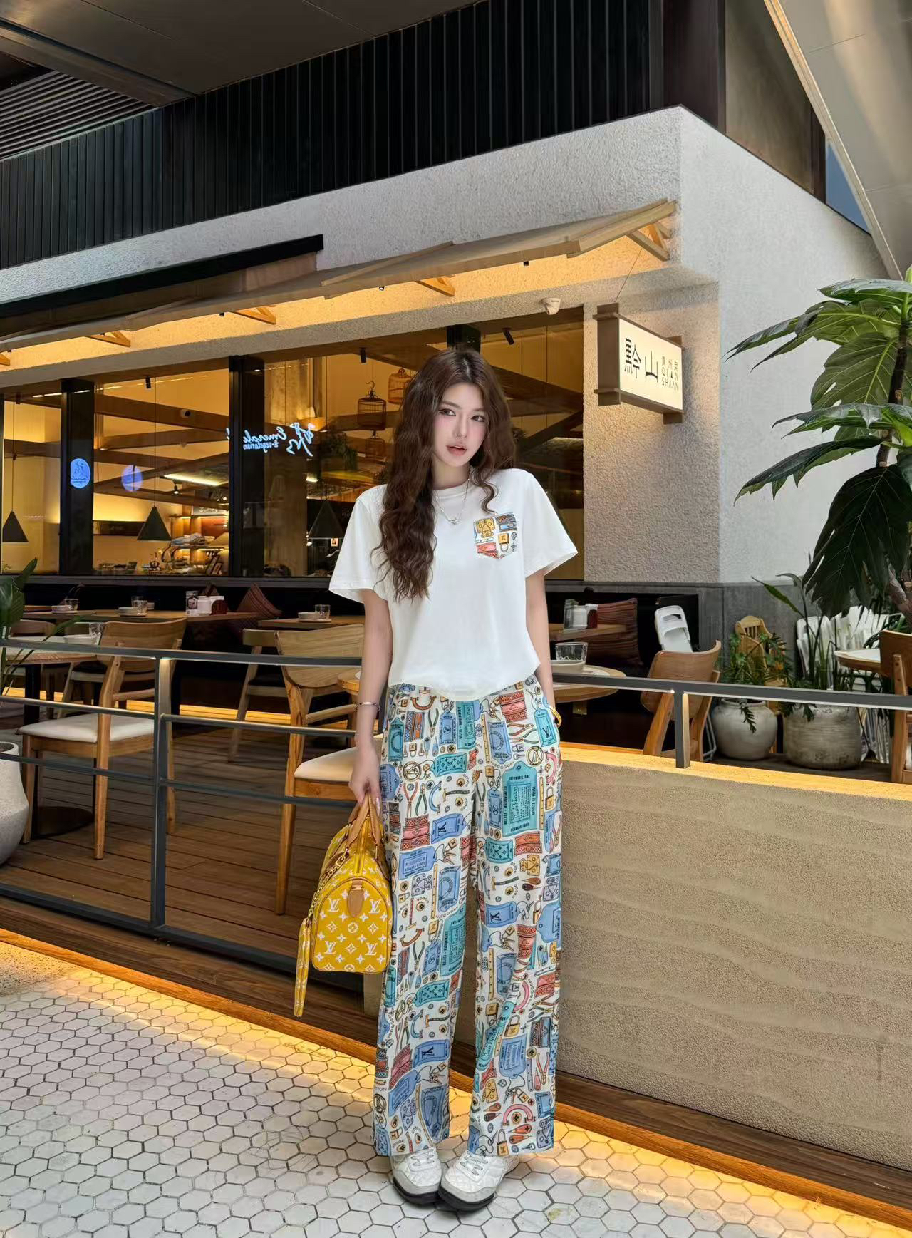 [TOP] Louis Vuitton LV Short-Sleeve T-Shirt + Print Pants - White