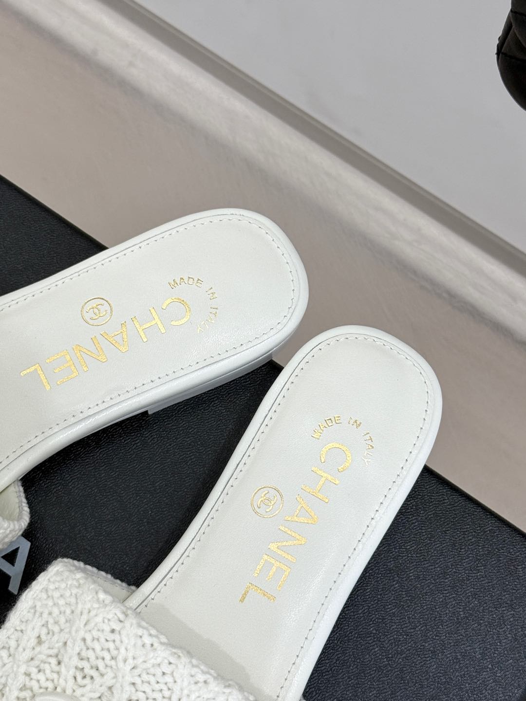 [TOP] CHANEL Flat Sandals - White