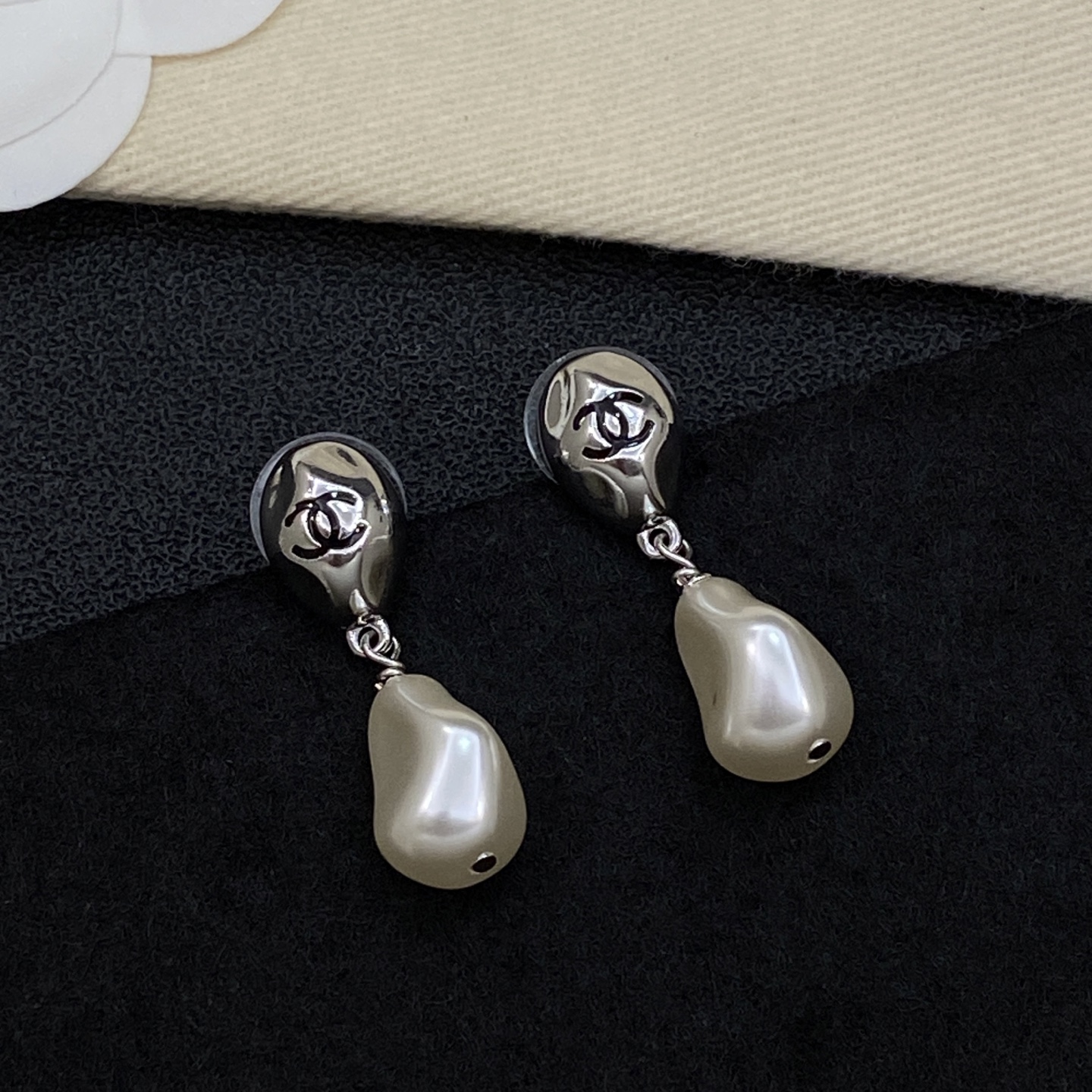 [TOP] CHANEL Earrings - Silver - 711 Luxury
