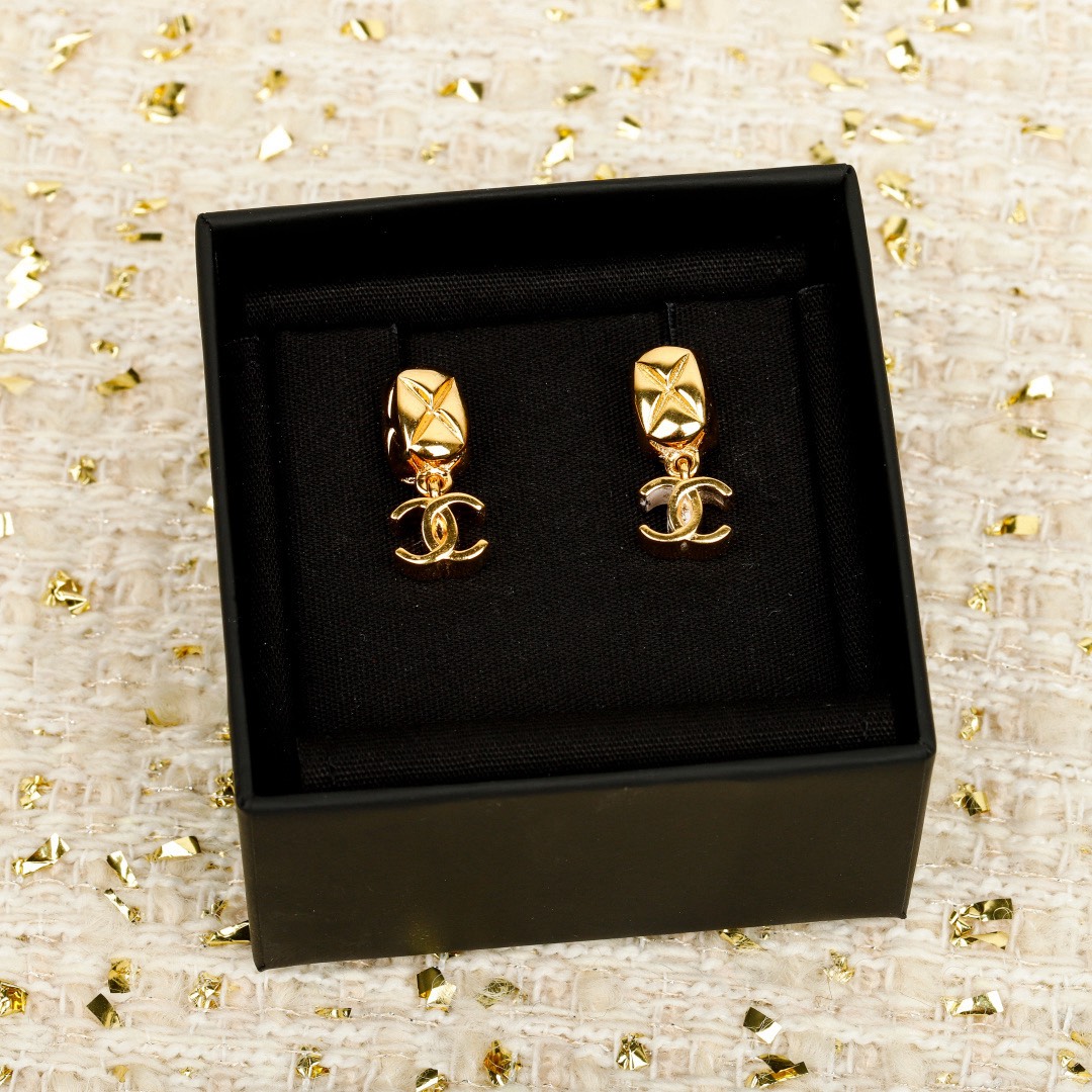 [TOP] CHANEL Earrings - Gold