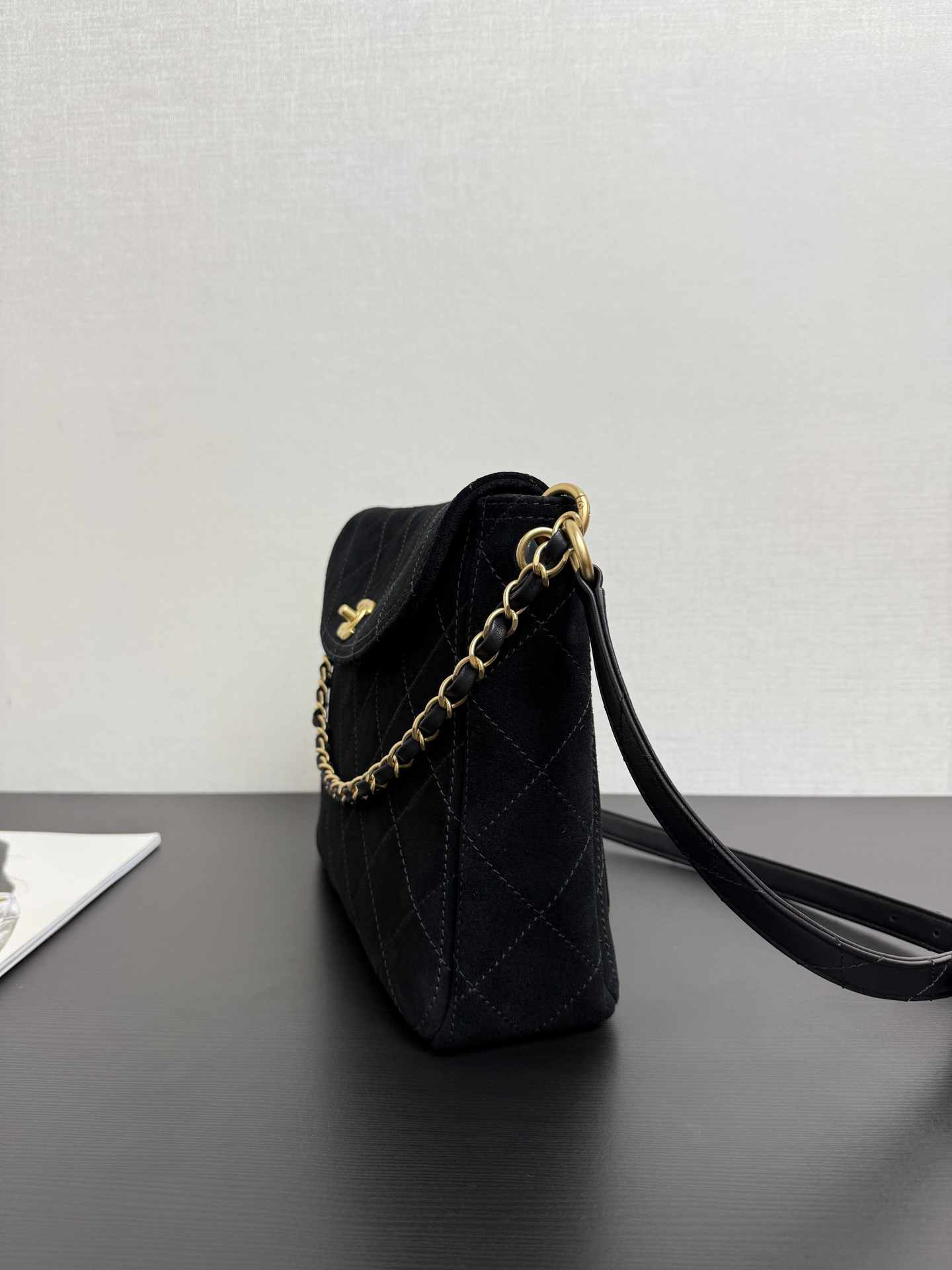[TOP] CHANEL Messenger Bag 21.5x30x6cm - Black & GHW