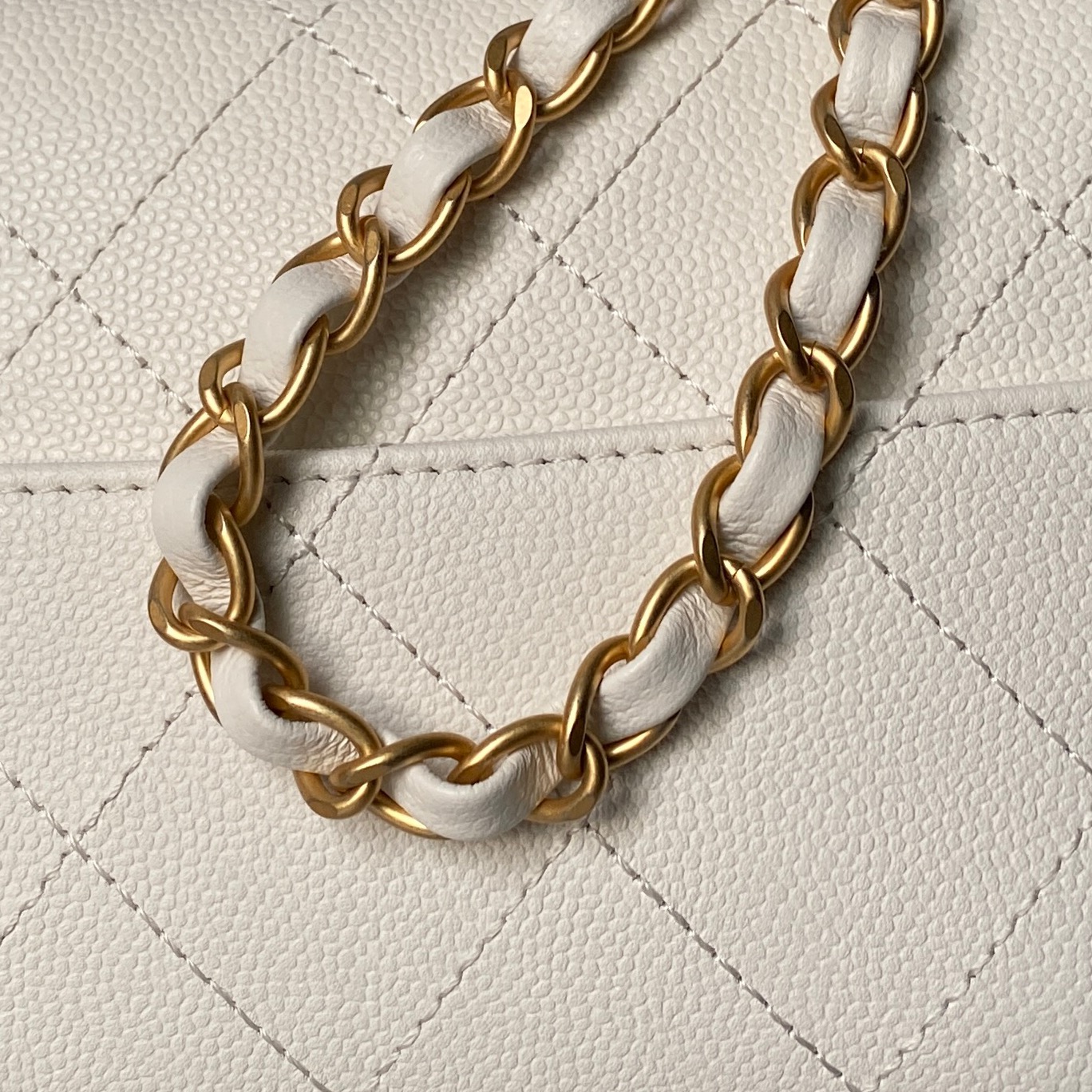 [TOP] CHANEL Handle Bag Calfskin 11.5x19.5x5 cm - White