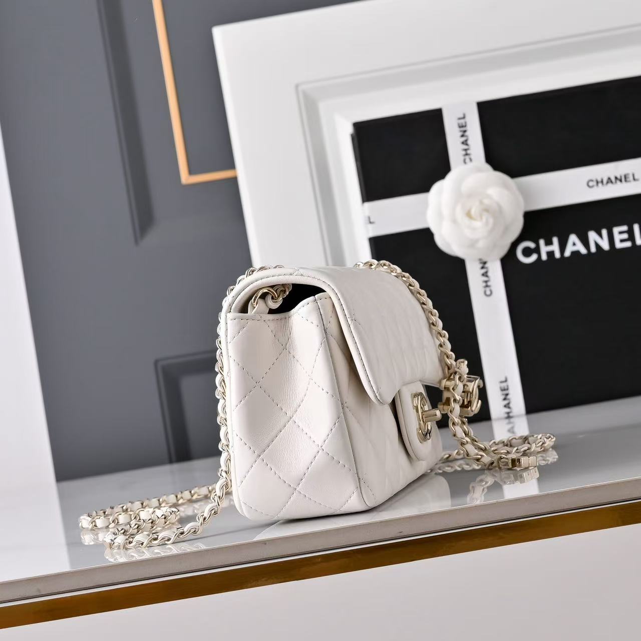 [TOP] CHANEL Chain Flap Bag 13x20x7 cm - White&GHW - 711 Luxury
