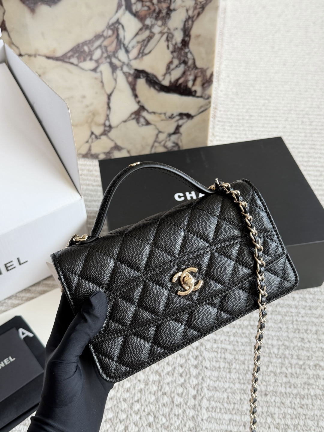 CHANEL Quilted Leather Flap Bag with Gold-Tone Hardware and Chain Strap (Replica)