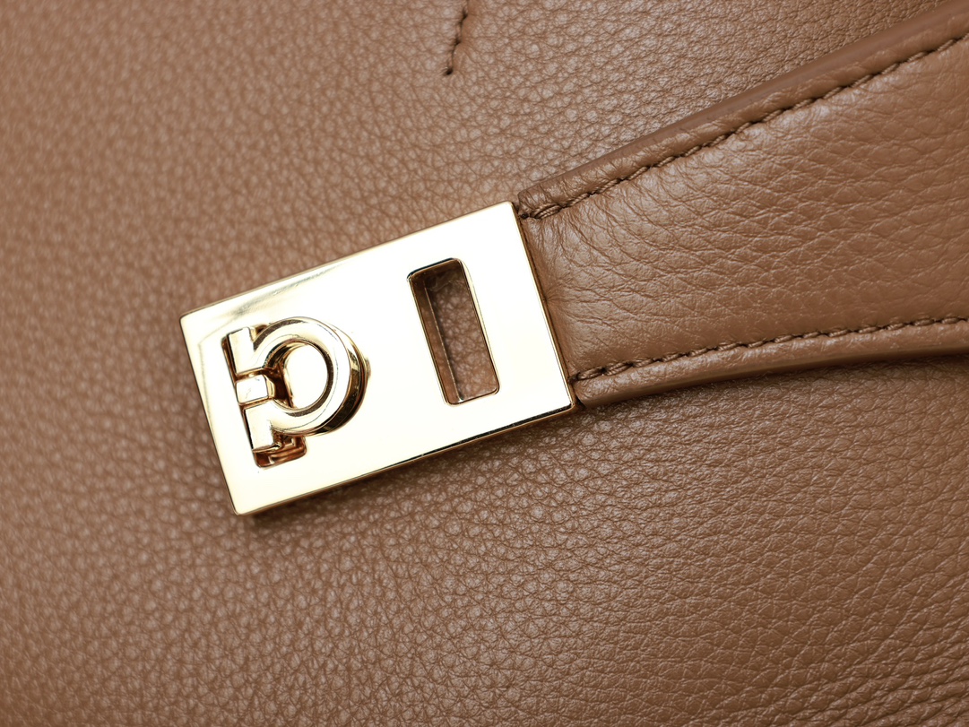 [TOP] Ferragamo Hug Bag Calfskin 32x19x22cm - Brown - 711 Luxury