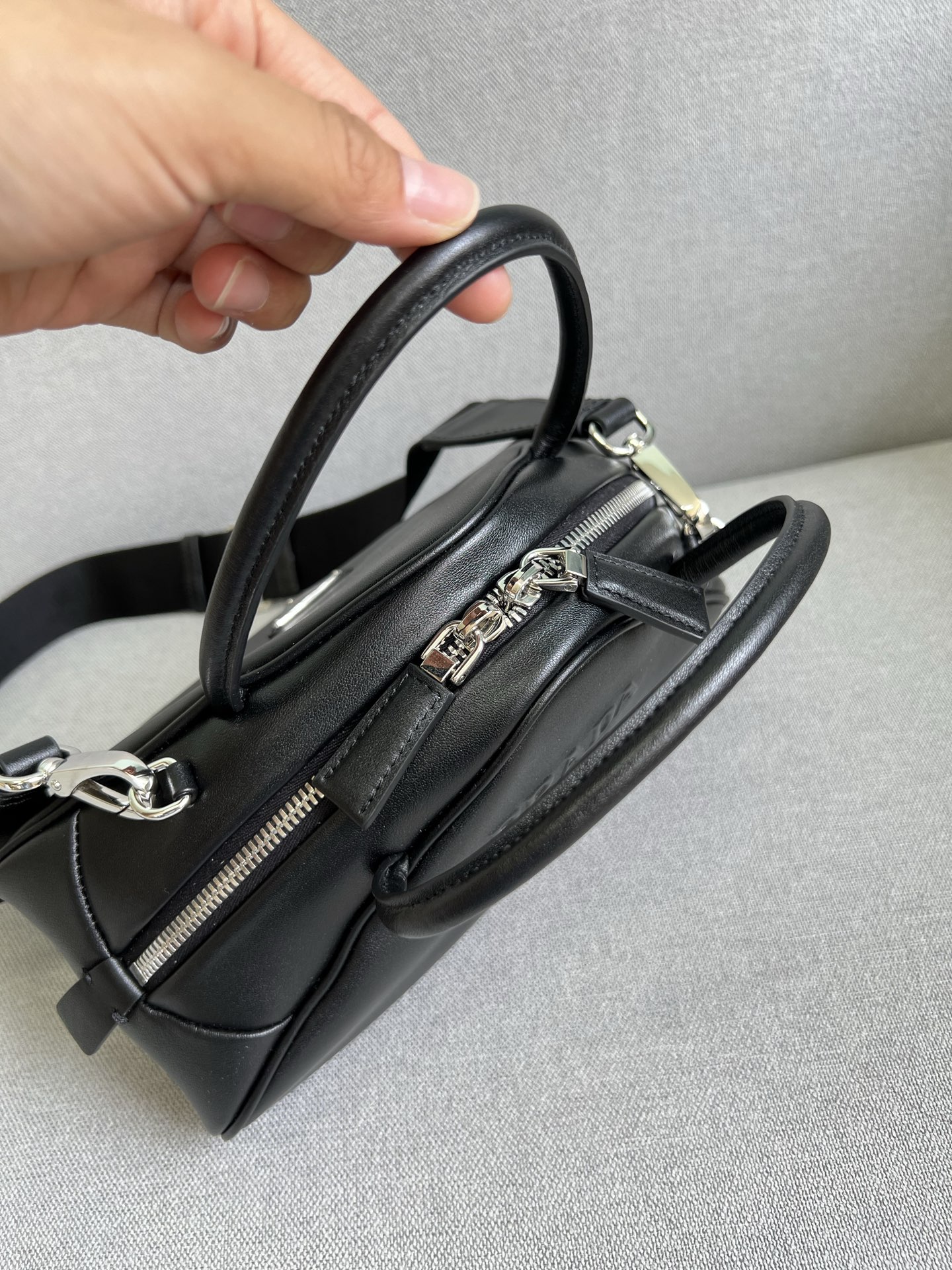 [TOP] PRADA Triangle Top Handle Shoulder Bag 25x14x11cm - Black