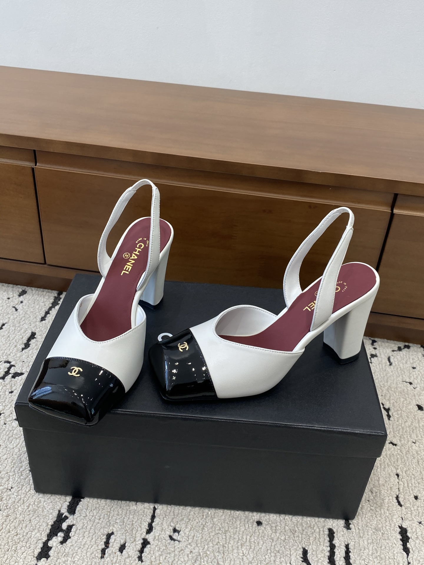 [TOP] CHANEL Mules - White - 711 Luxury