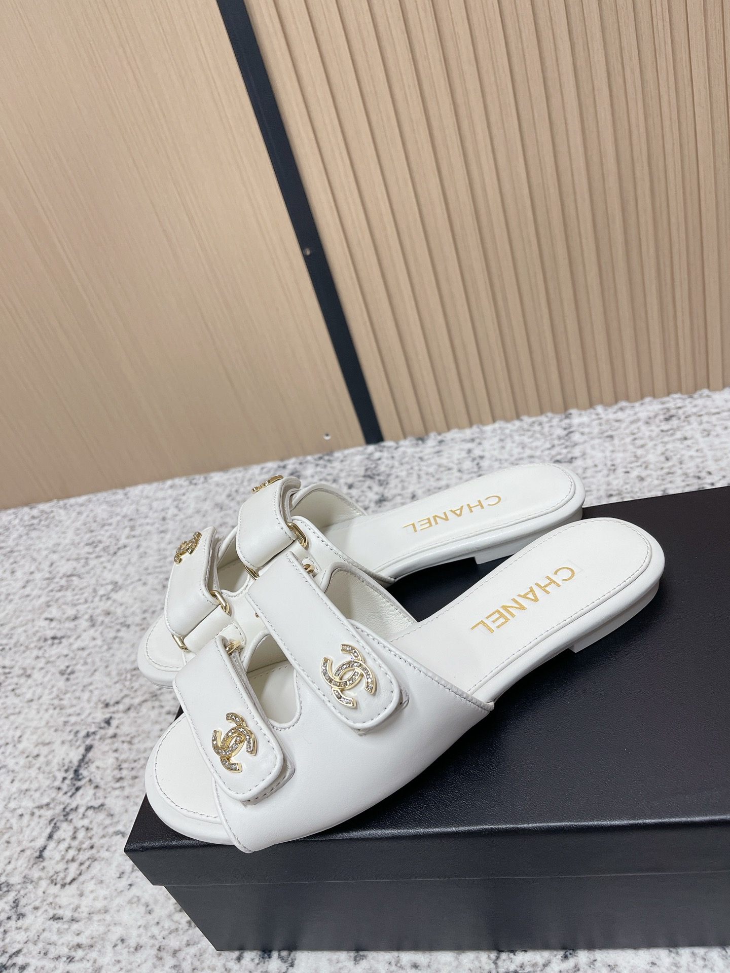 [TOP] CHANEL  Sandals - White